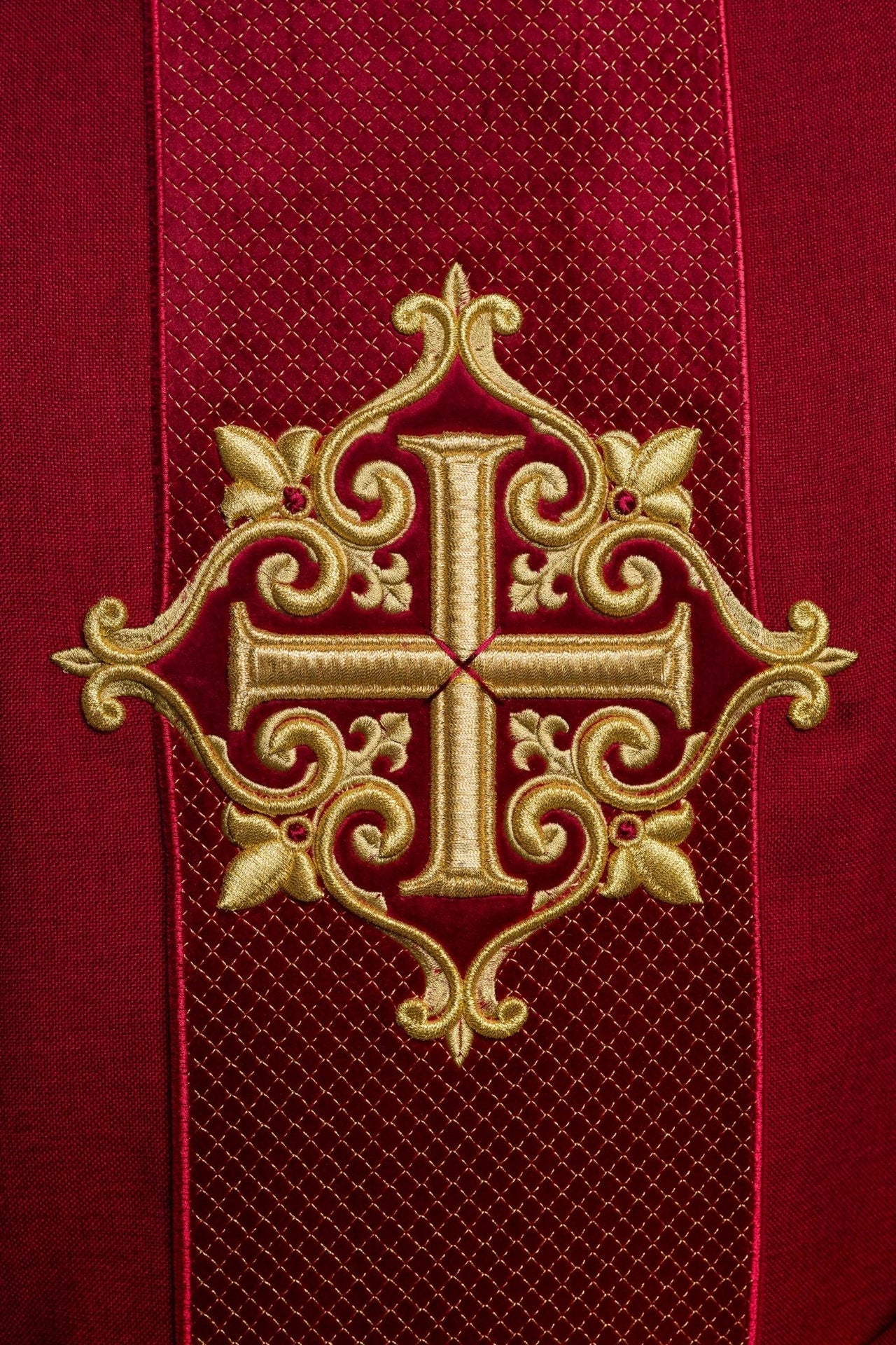 Ornat Aksamitny z Haftowanym Krzyżem Czerwonym - Elegancki Strój Liturgiczny - alba.pl