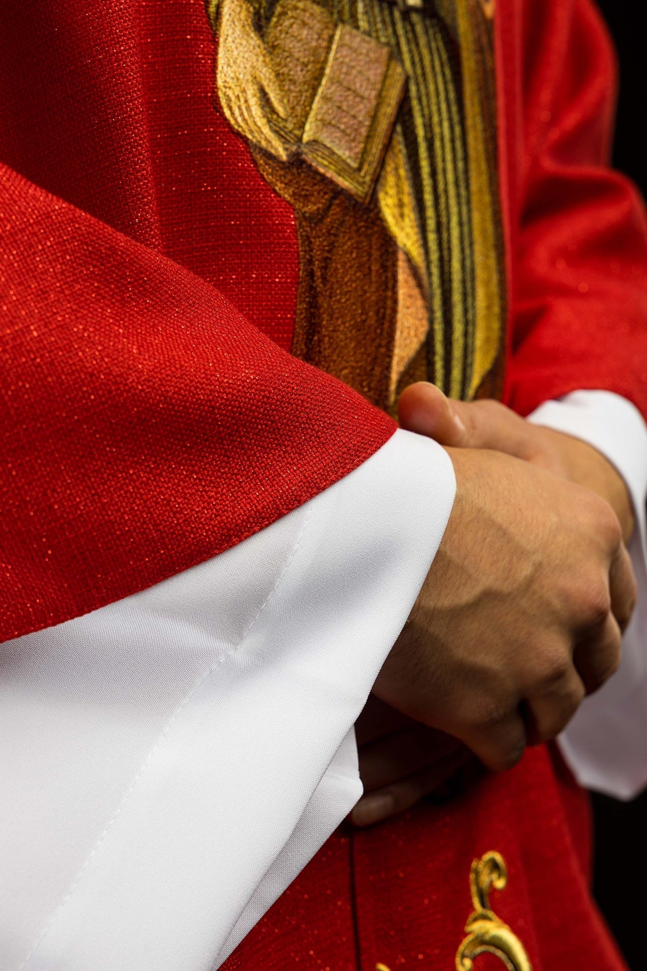 Ornat bogato haftowany z wizerunkiem Świętego Piotra Czerwony - alba.pl