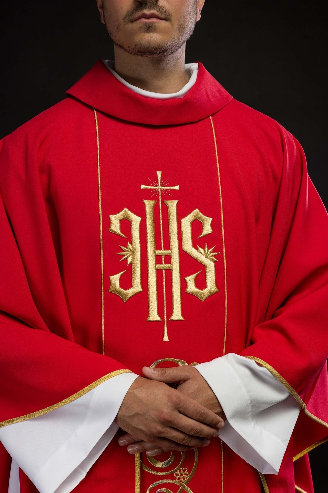 Ornat Czerwony Haftowany IHS Złotą Nicią - Liturgia Mszy Świętej - alba.pl