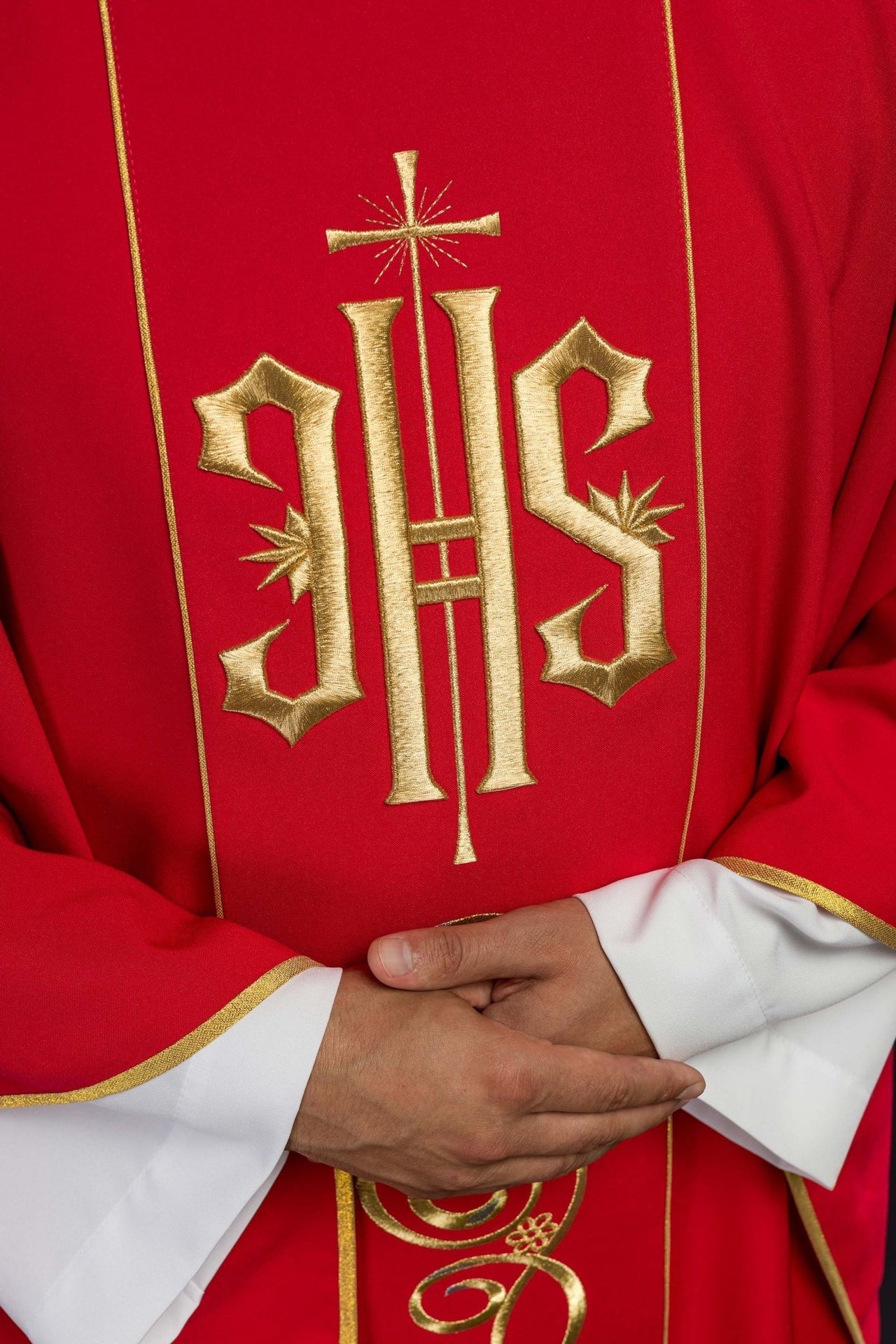 Ornat Czerwony Haftowany IHS Złotą Nicią - Liturgia Mszy Świętej - alba.pl