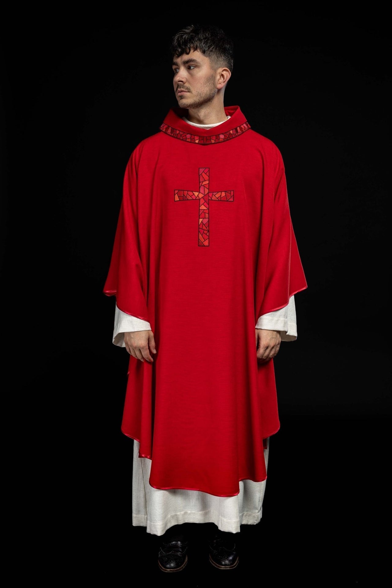 Ornat Czerwony Haftowany Złotym Krzyżem Mozaika - Liturgiczny - alba.pl