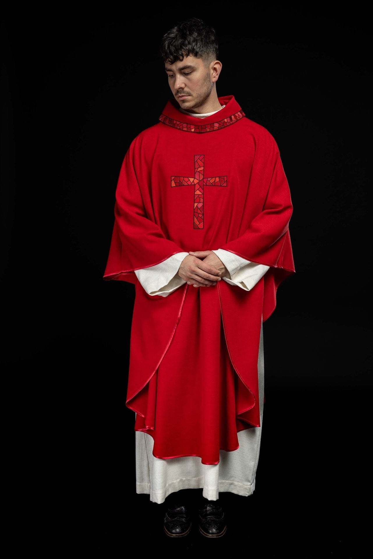 Ornat Czerwony Haftowany Złotym Krzyżem Mozaika - Liturgiczny - alba.pl