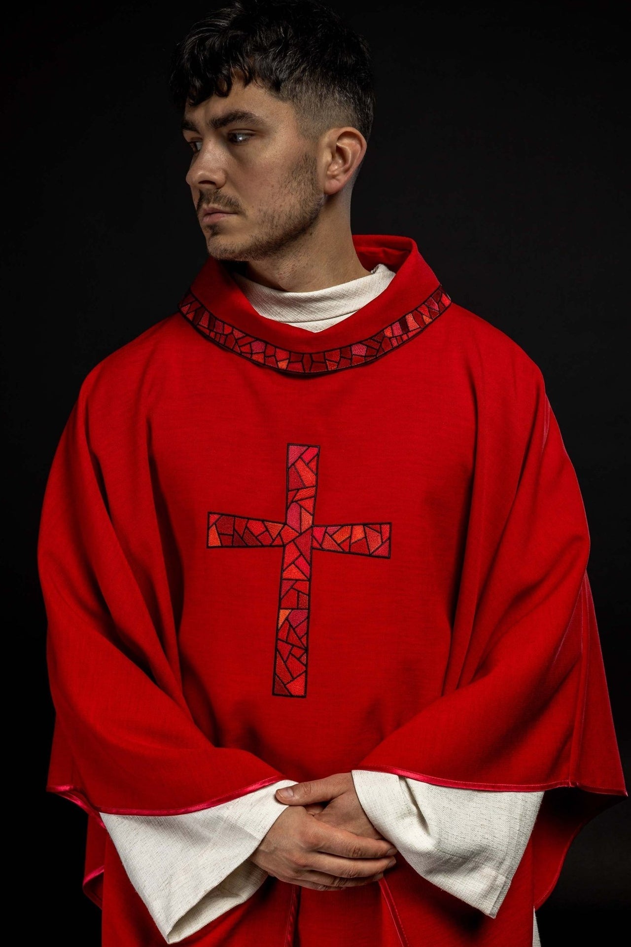 Ornat Czerwony Haftowany Złotym Krzyżem Mozaika - Liturgiczny - alba.pl