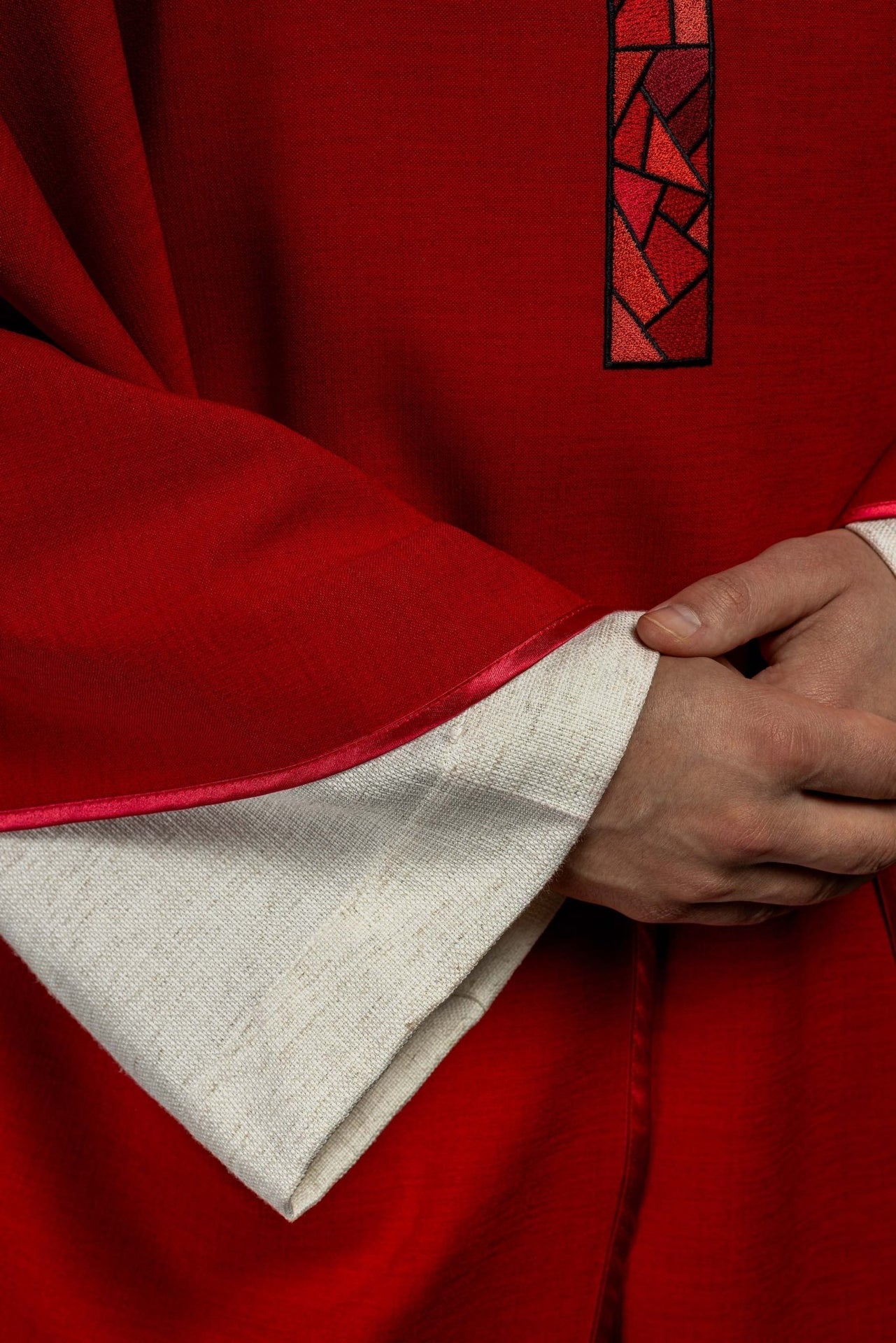 Ornat Czerwony Haftowany Złotym Krzyżem Mozaika - Liturgiczny - alba.pl