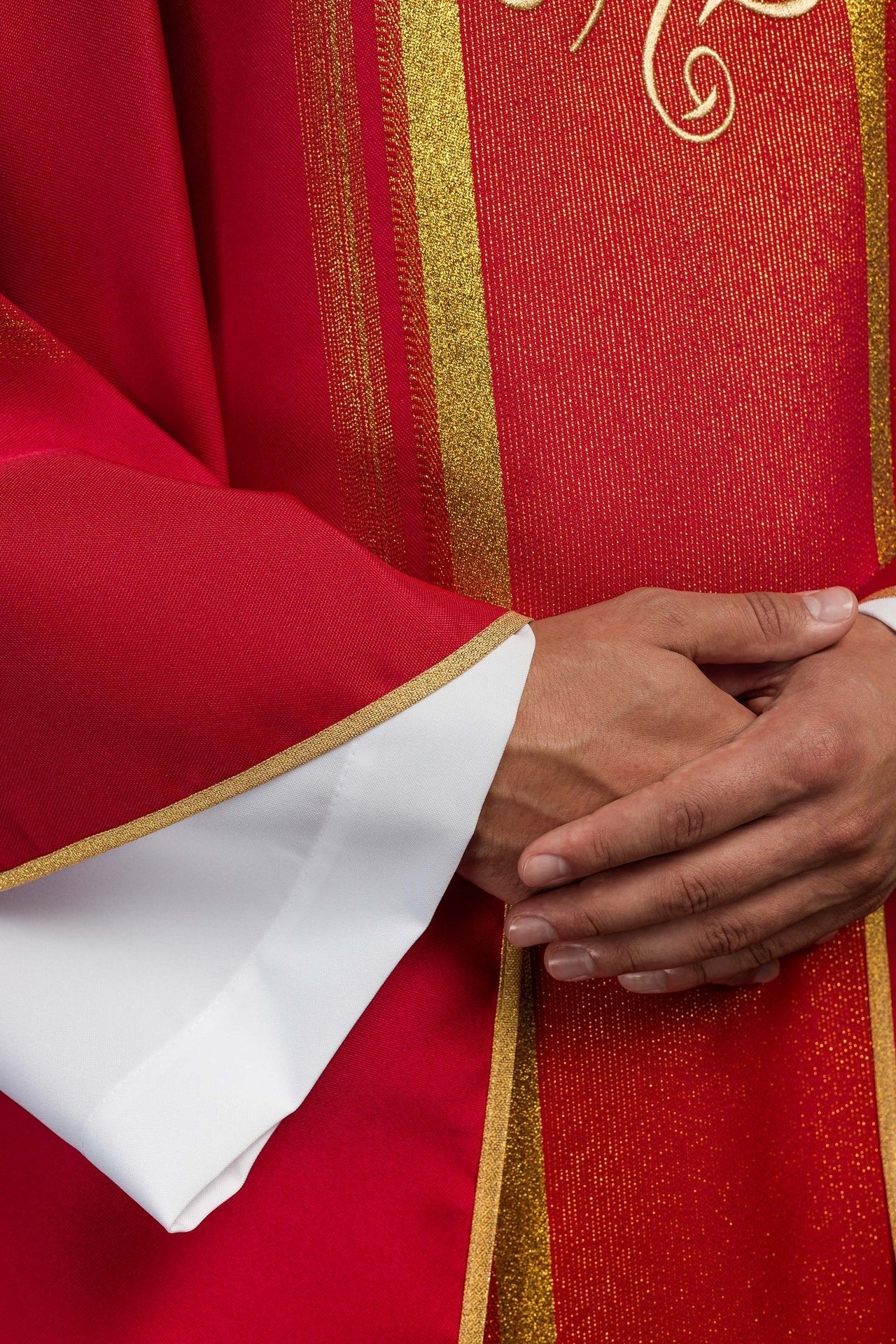 Ornat Czerwony IHS Haftowany Złotem - Elegancki Strój Liturgiczny - alba.pl