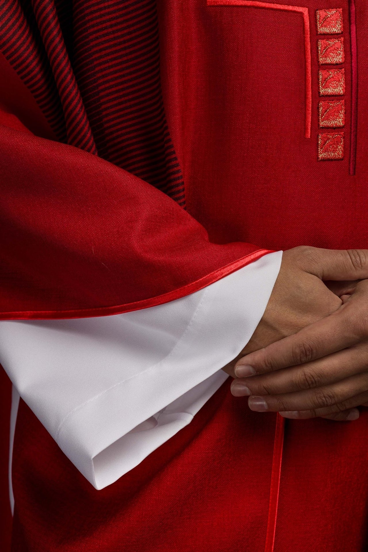 Ornat Czerwony Liturgiczny z Haftowanym Krzyżem - Polski Produkt - alba.pl