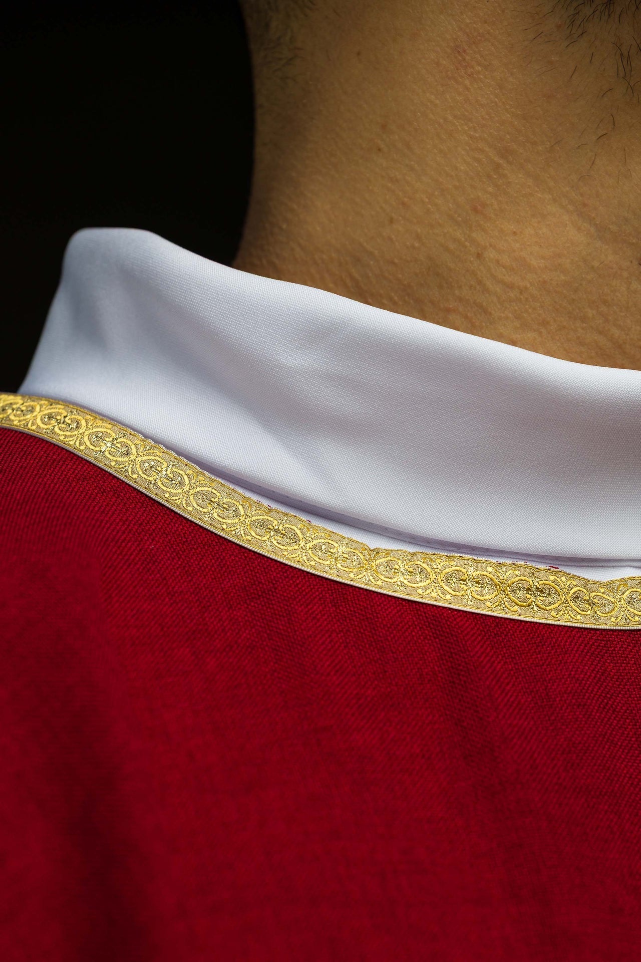 Ornat Czerwony Liturgiczny z Haftowanym Złotem IHS - alba.pl