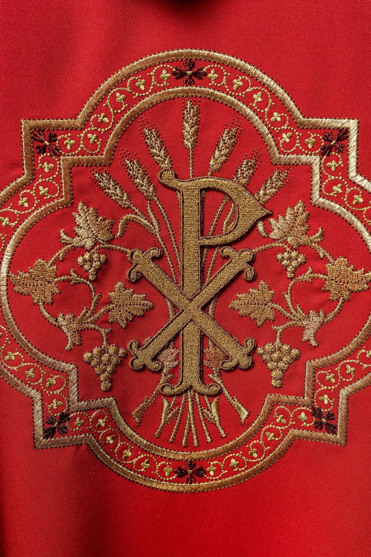 Ornat Czerwony z Haftem IHS i PAX - Elegancki Strój Liturgiczny - alba.pl