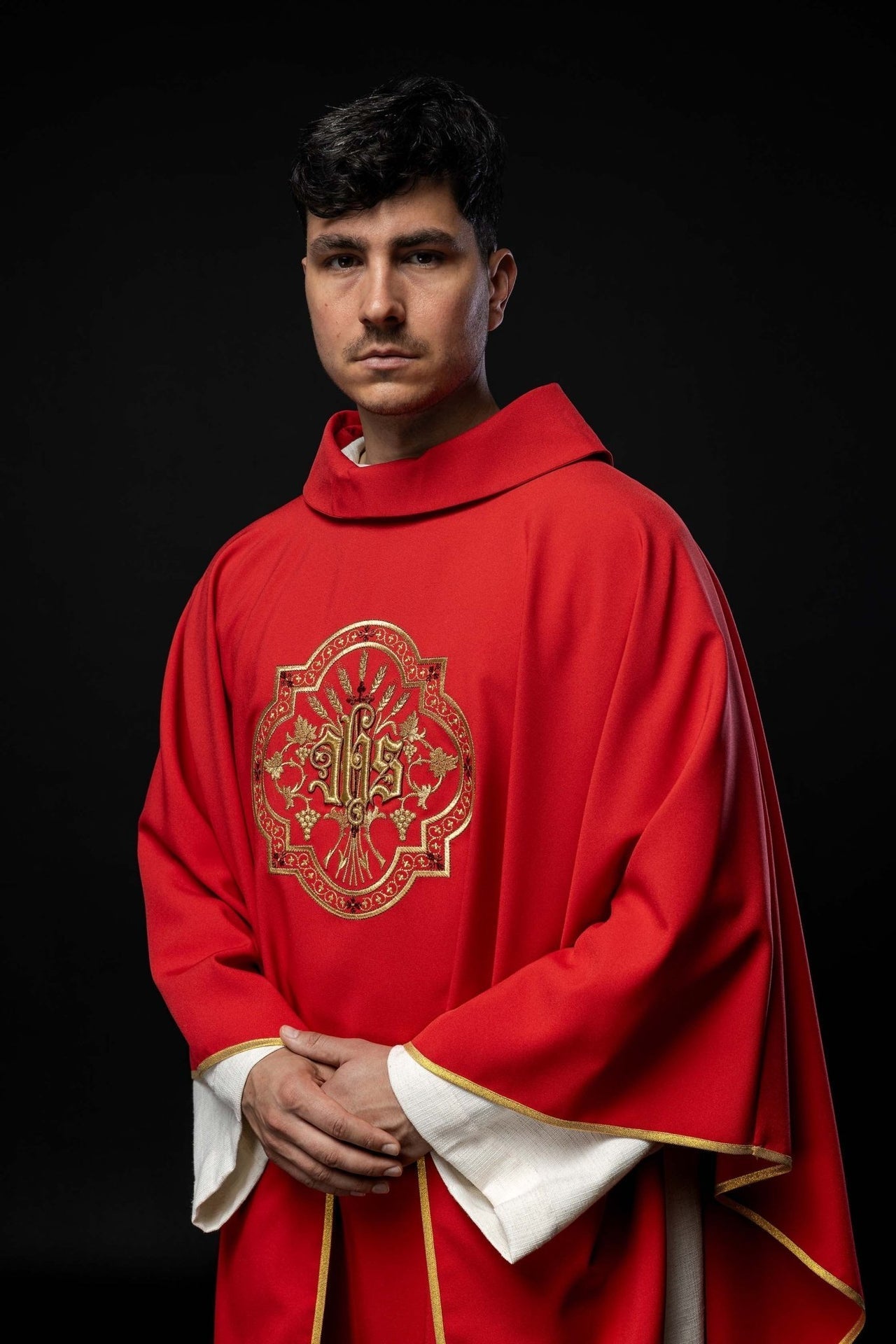 Ornat Czerwony z Haftem IHS i PAX - Elegancki Strój Liturgiczny - alba.pl