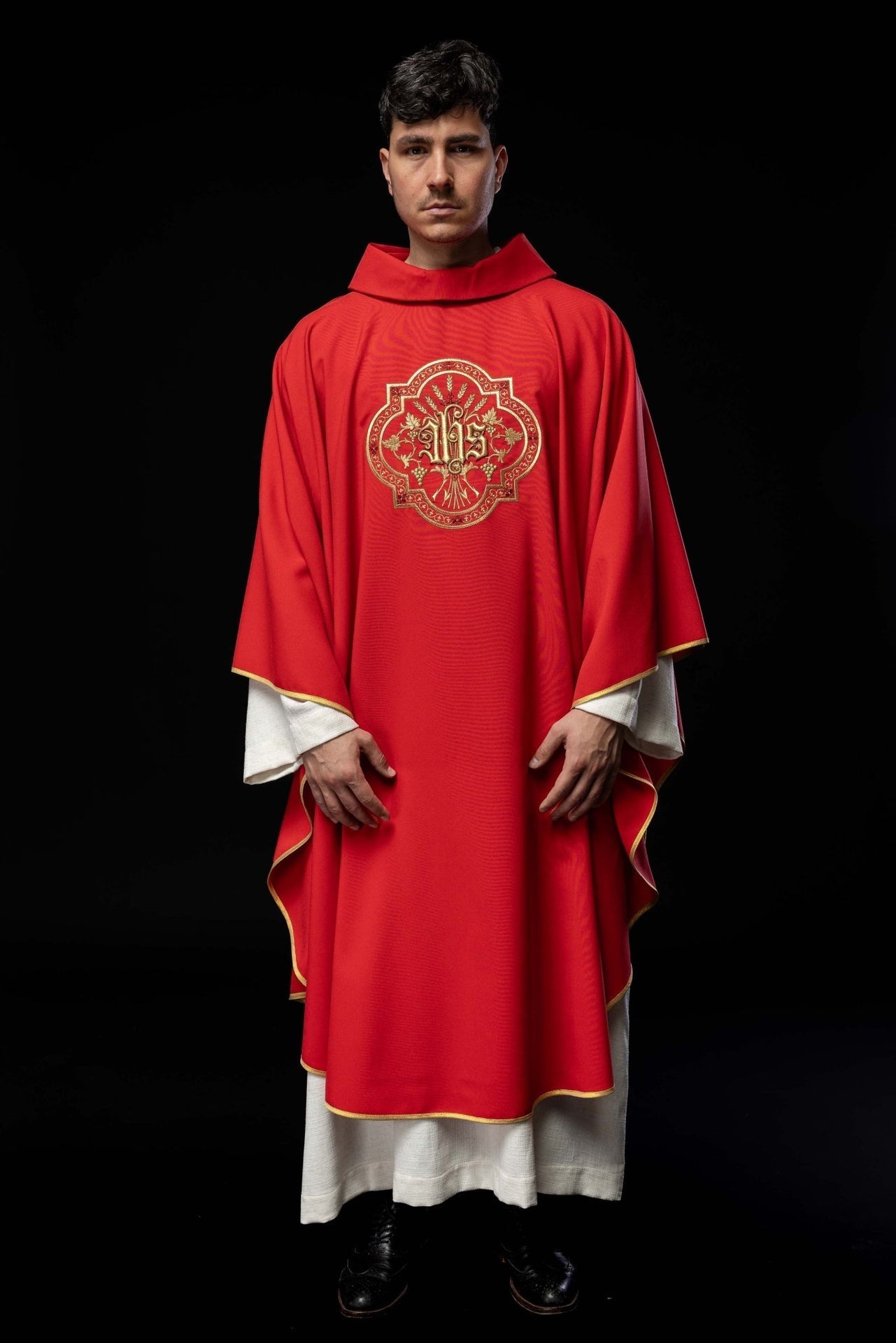 Ornat Czerwony z Haftem IHS i PAX - Elegancki Strój Liturgiczny - alba.pl