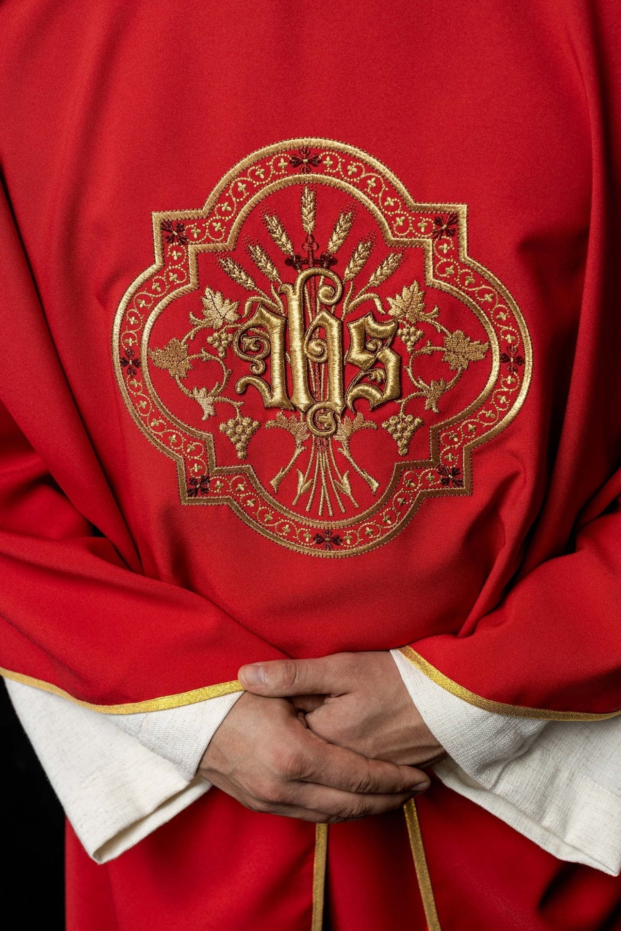 Ornat Czerwony z Haftem IHS i PAX - Elegancki Strój Liturgiczny - alba.pl