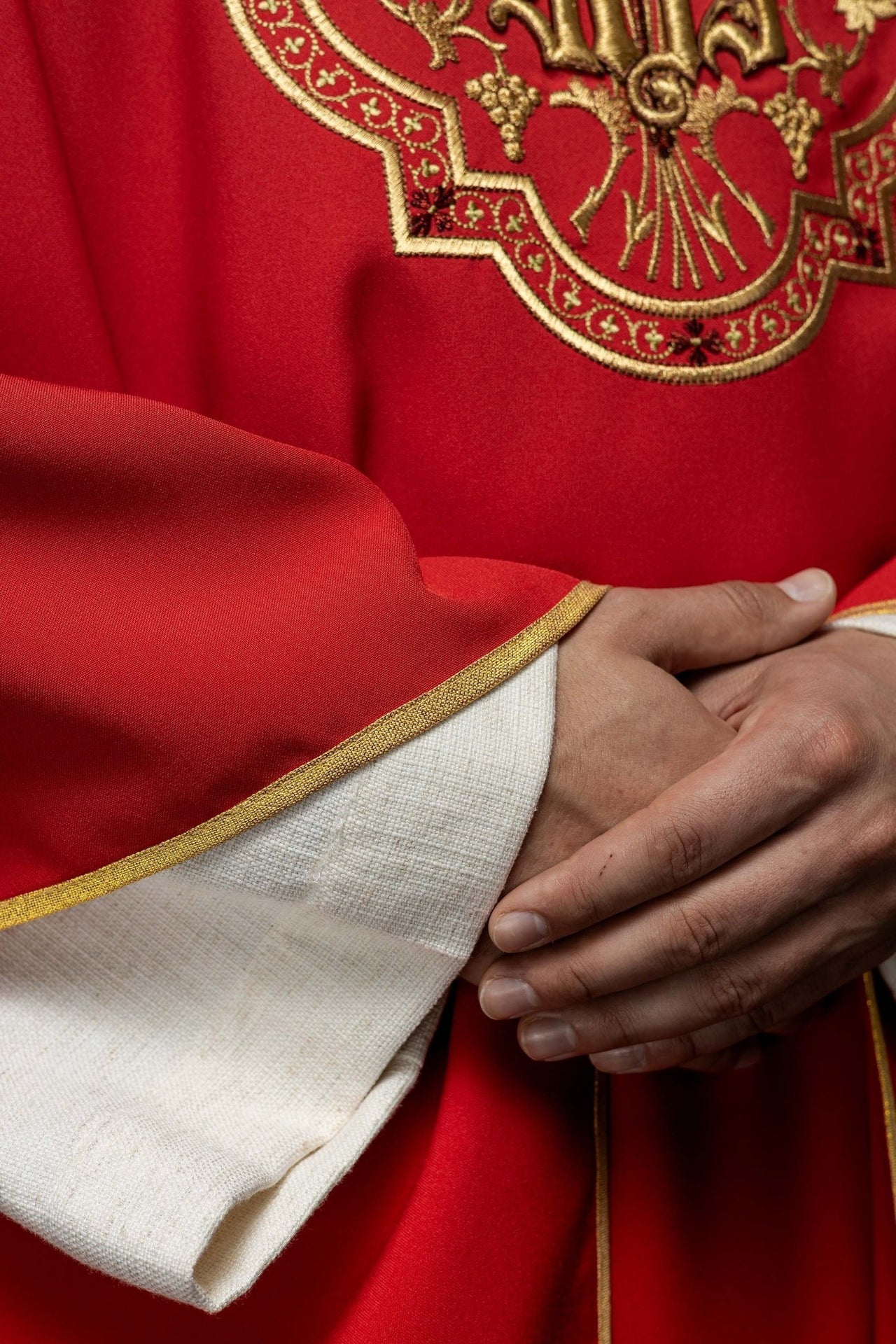 Ornat Czerwony z Haftem IHS i PAX - Elegancki Strój Liturgiczny - alba.pl