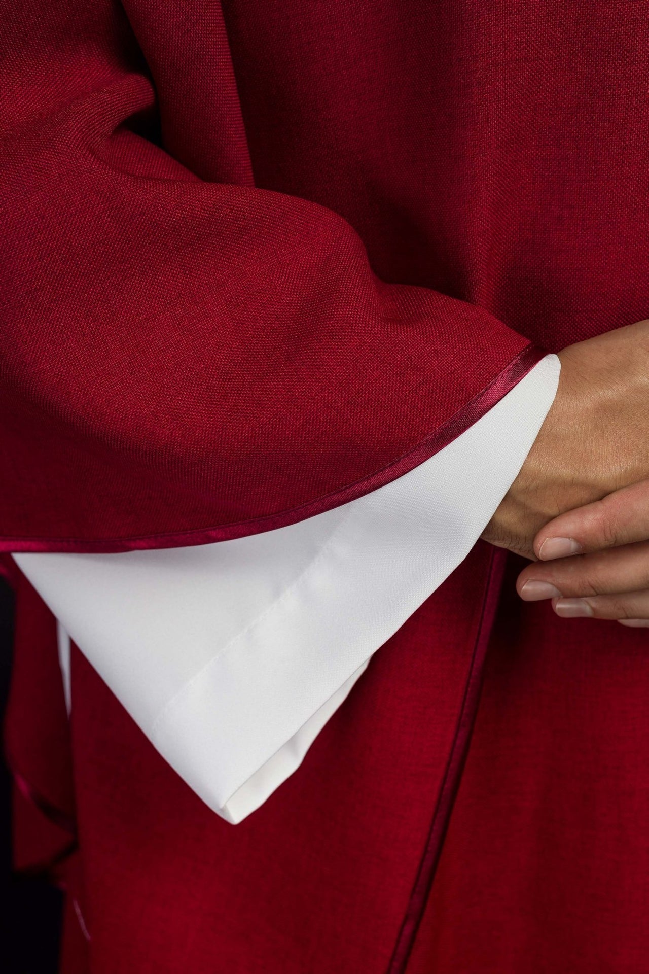 Ornat Czerwony z Haftowanym Krzyżem i Złotą Lamówką - alba.pl