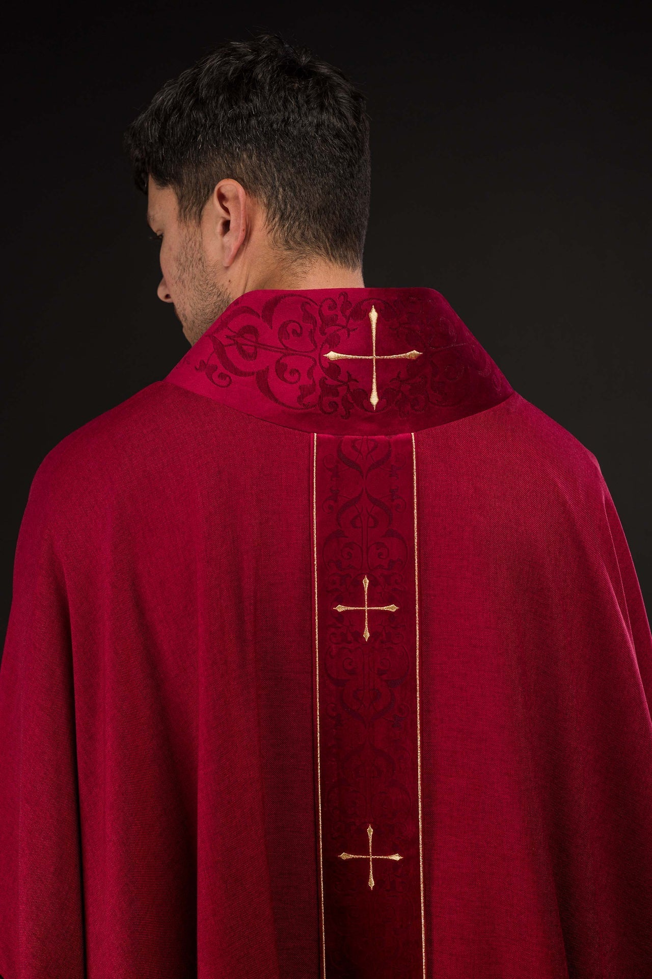 Ornat Czerwony z Haftowanym Pasem i Krzyżami - Elegancki Strój Liturgiczny - alba.pl