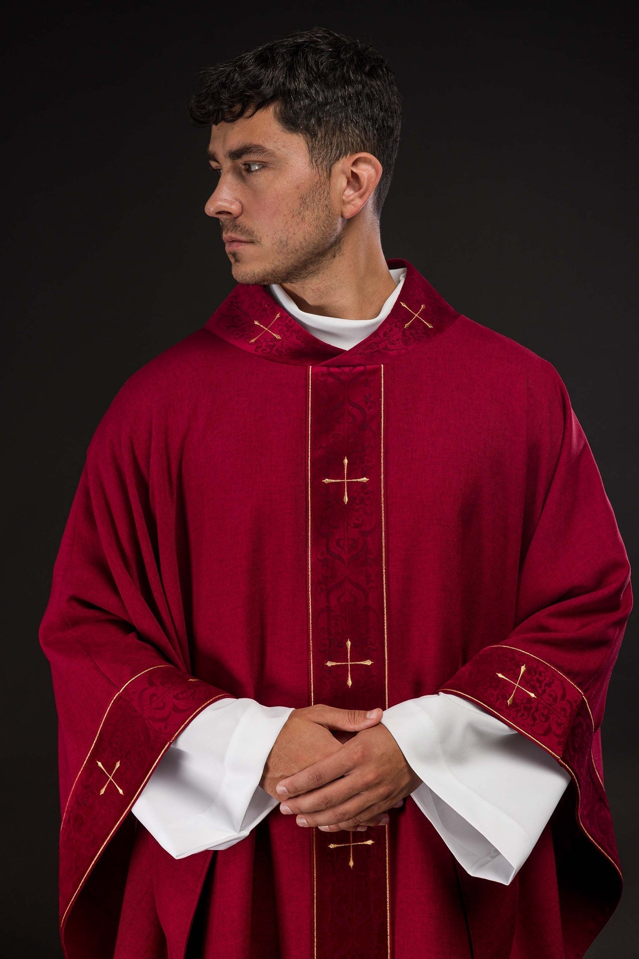 Ornat Czerwony z Haftowanym Pasem i Krzyżami - Elegancki Strój Liturgiczny - alba.pl