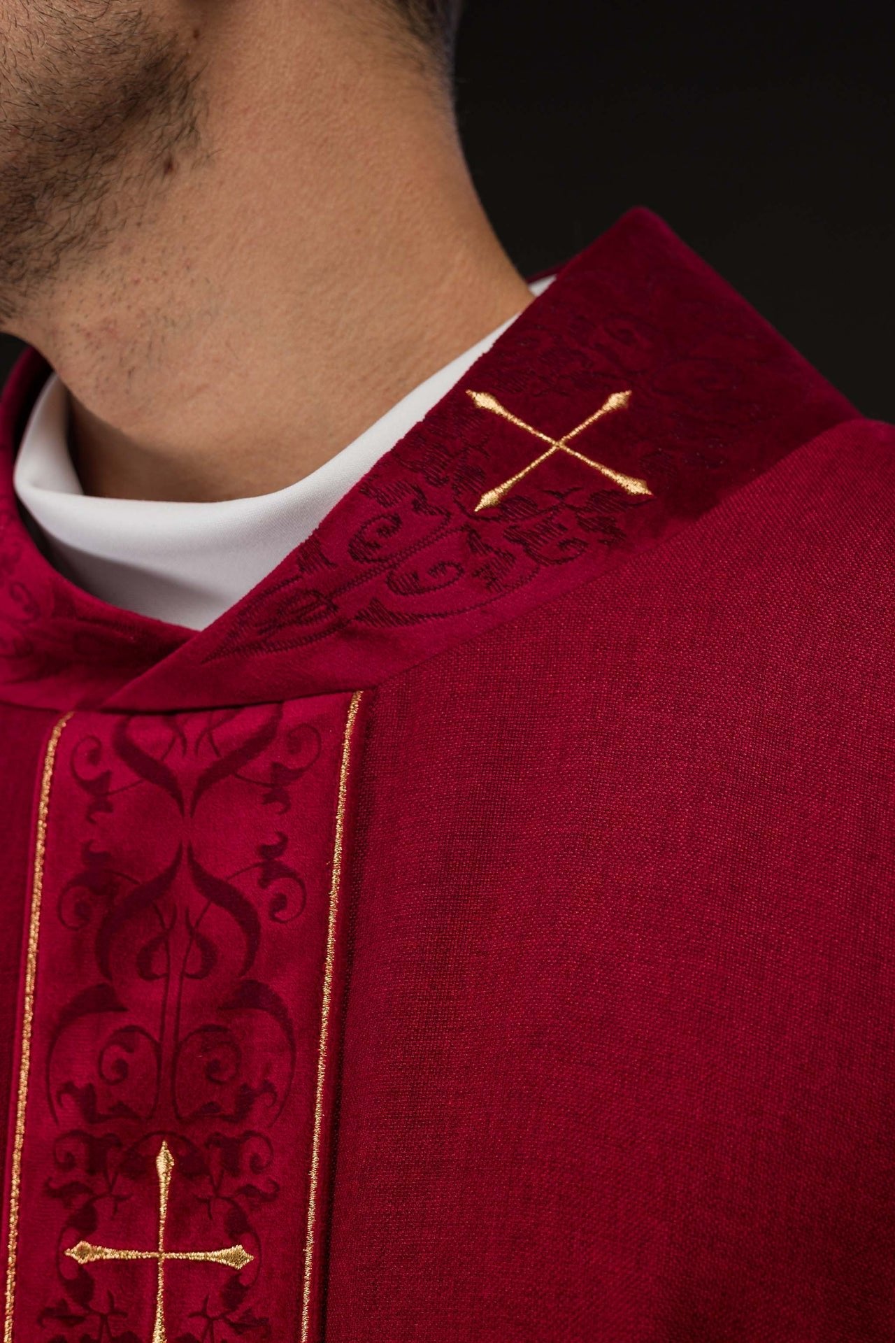 Ornat Czerwony z Haftowanym Pasem i Krzyżami - Elegancki Strój Liturgiczny - alba.pl