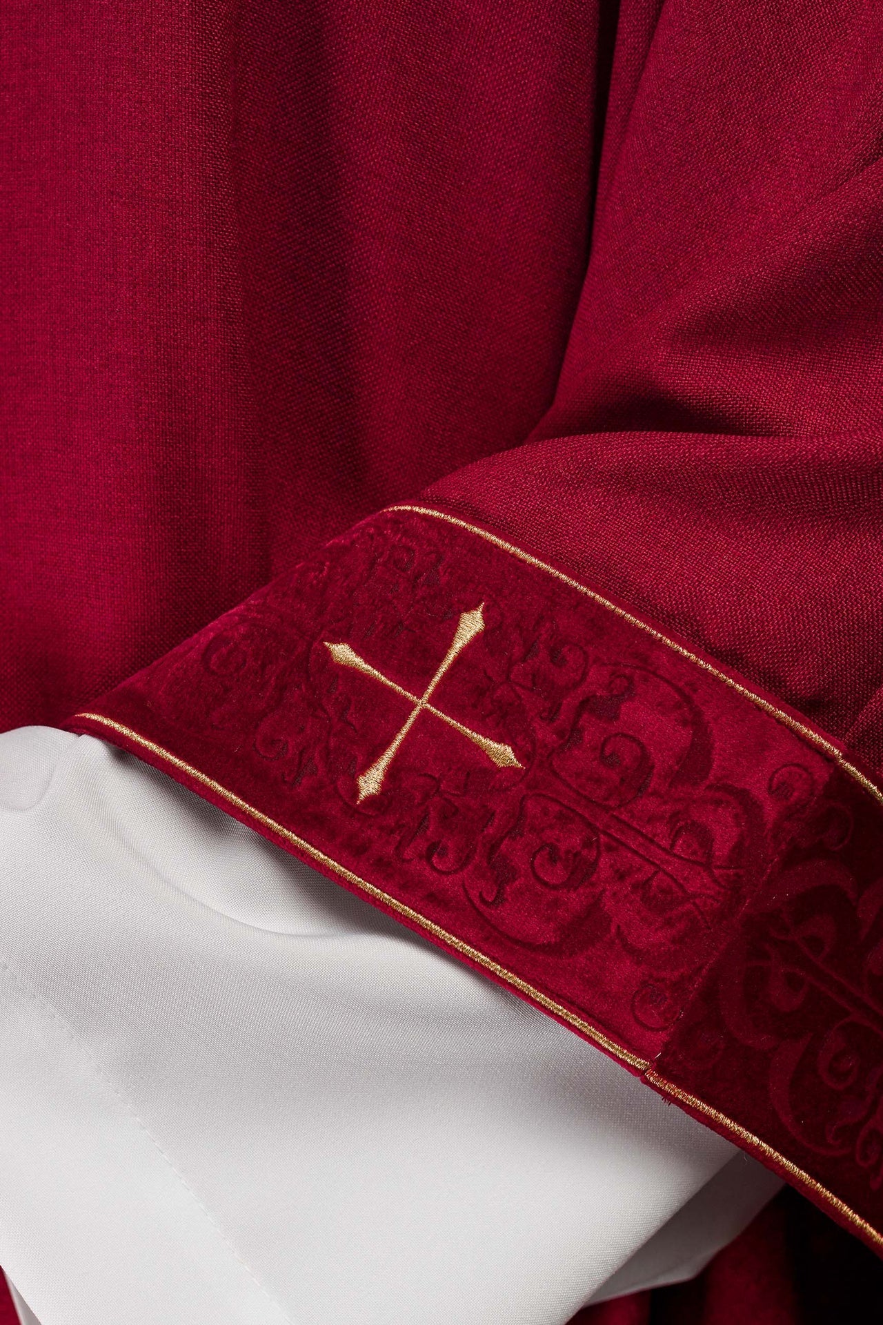 Ornat Czerwony z Haftowanym Pasem i Krzyżami - Elegancki Strój Liturgiczny - alba.pl