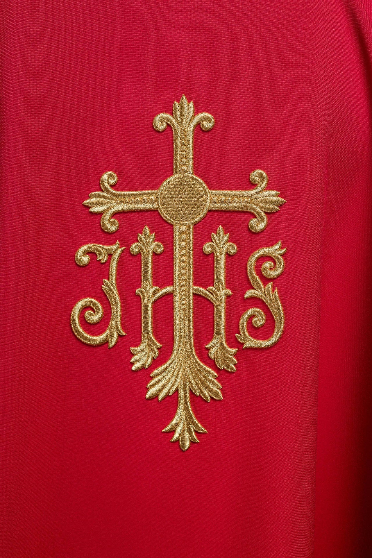 Ornat Czerwony z Haftowanym Symbolem IHS - Liturgiczny Strój Mszalny - alba.pl