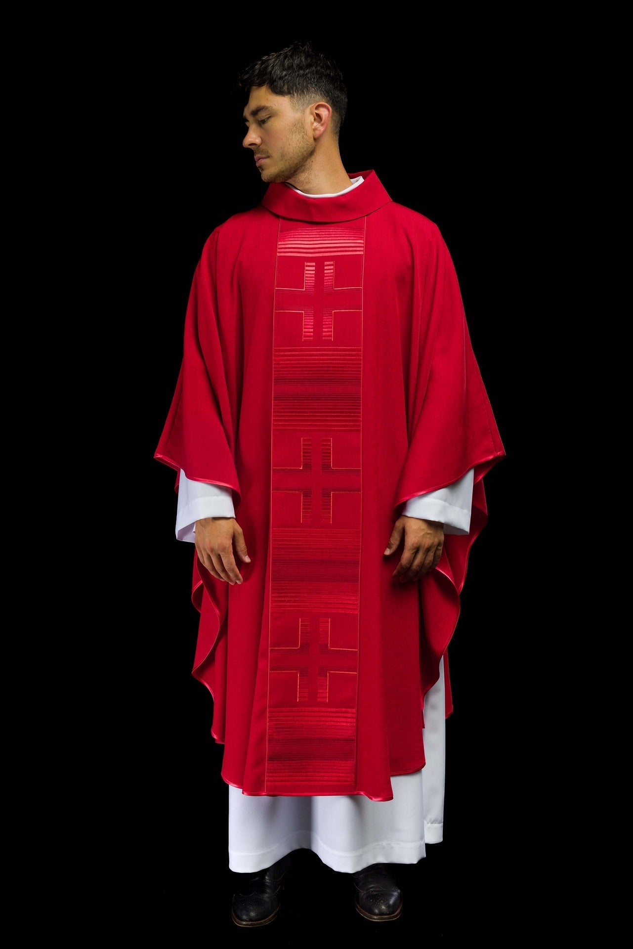 Ornat Czerwony z Haftowanymi Krzyżami - Elegancki Strój Liturgiczny - alba.pl