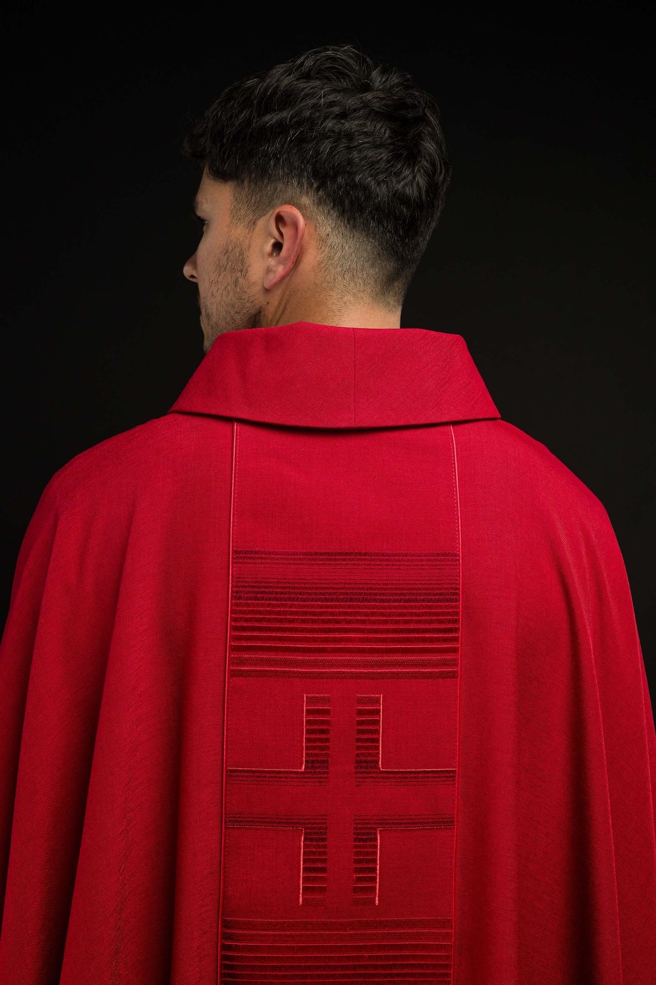 Ornat Czerwony z Haftowanymi Krzyżami - Elegancki Strój Liturgiczny - alba.pl