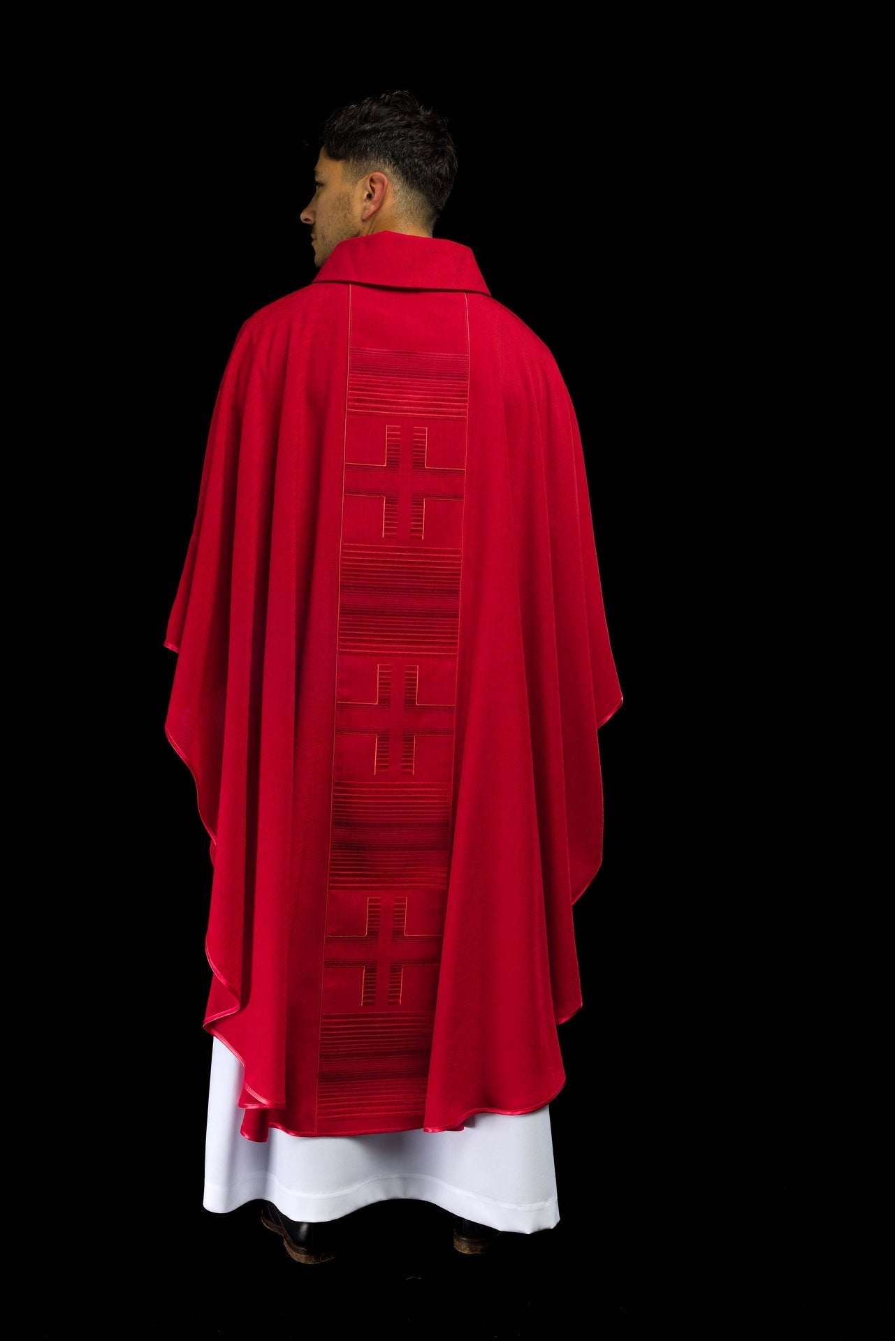 Ornat Czerwony z Haftowanymi Krzyżami - Elegancki Strój Liturgiczny - alba.pl
