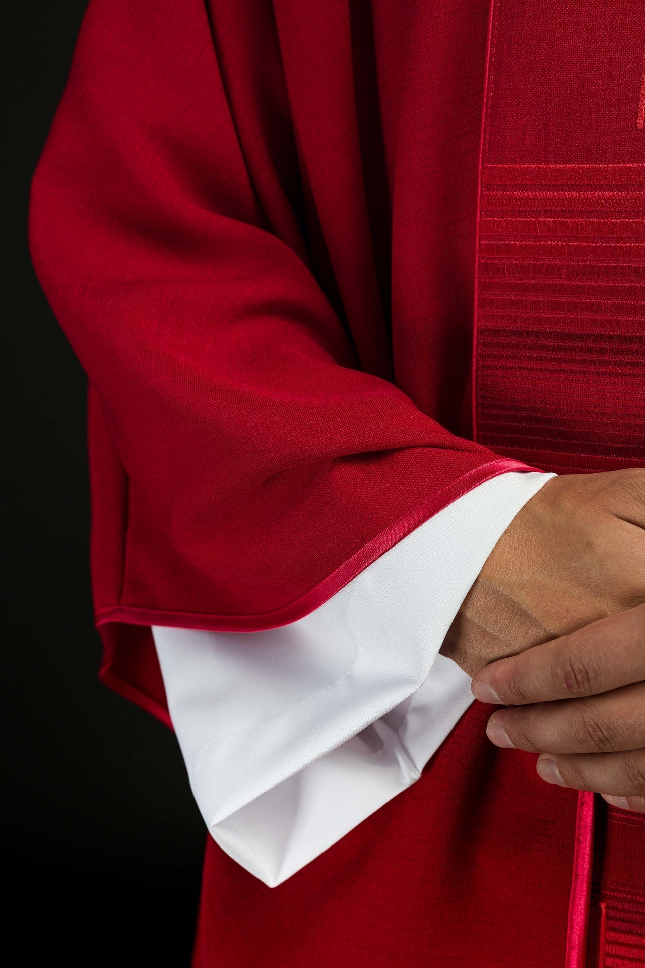 Ornat Czerwony z Haftowanymi Krzyżami - Elegancki Strój Liturgiczny - alba.pl