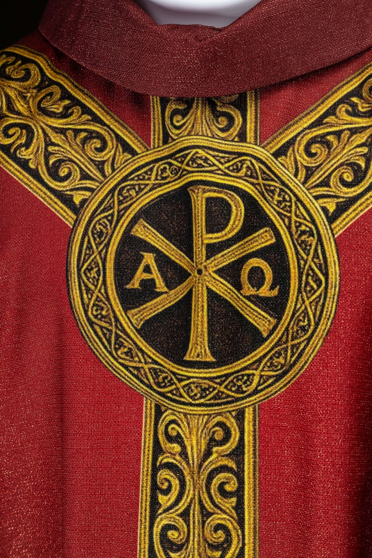 Ornat drukowany Pax czerwony z bogatym złotym zdobieniem - alba.pl