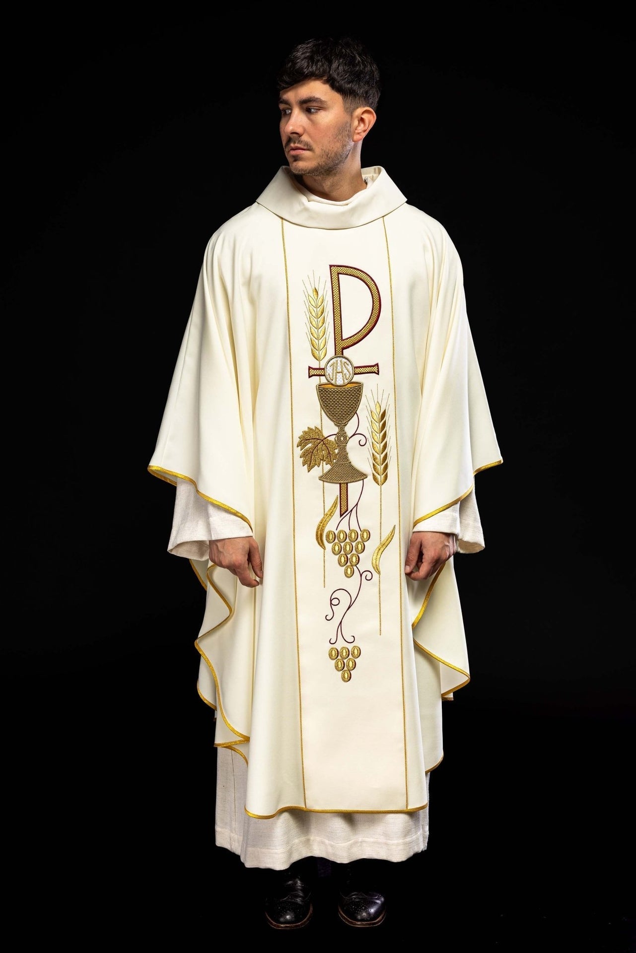 Ornat Ecru Haftowany Kielich IHS - Elegancka Szata Liturgiczna - alba.pl