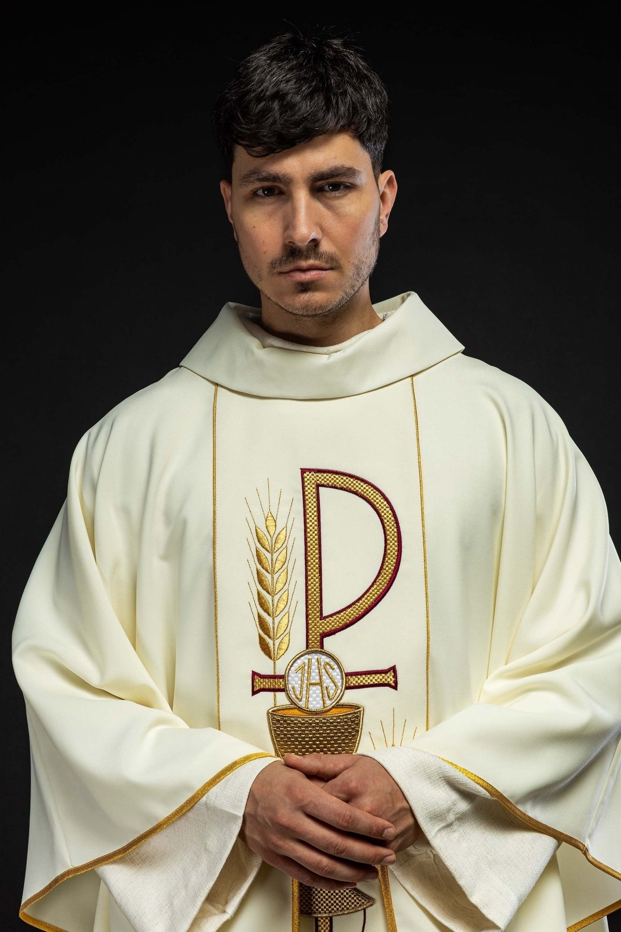 Ornat Ecru Haftowany Kielich IHS - Elegancka Szata Liturgiczna - alba.pl