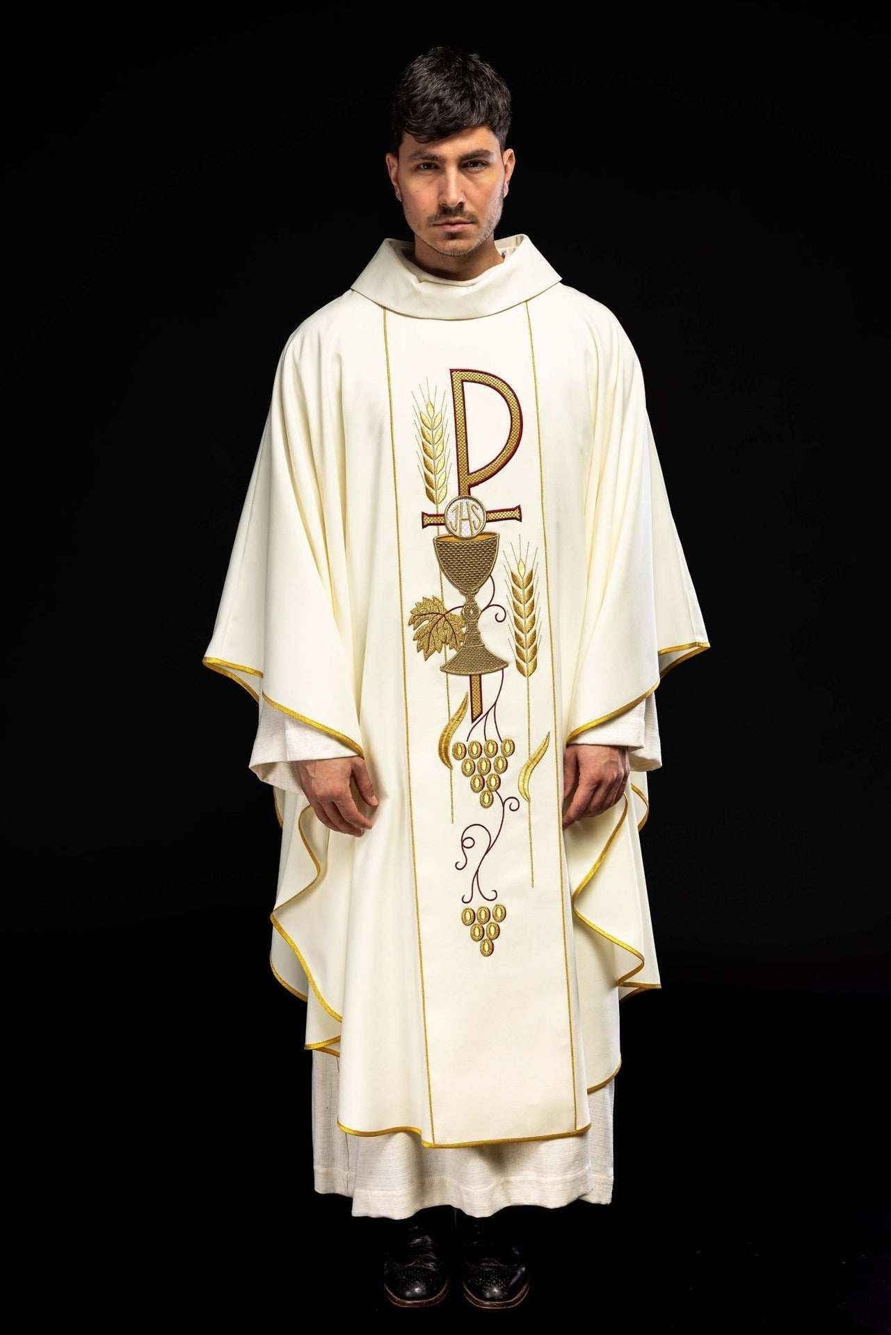 Ornat Ecru Haftowany Kielich IHS - Elegancka Szata Liturgiczna - alba.pl
