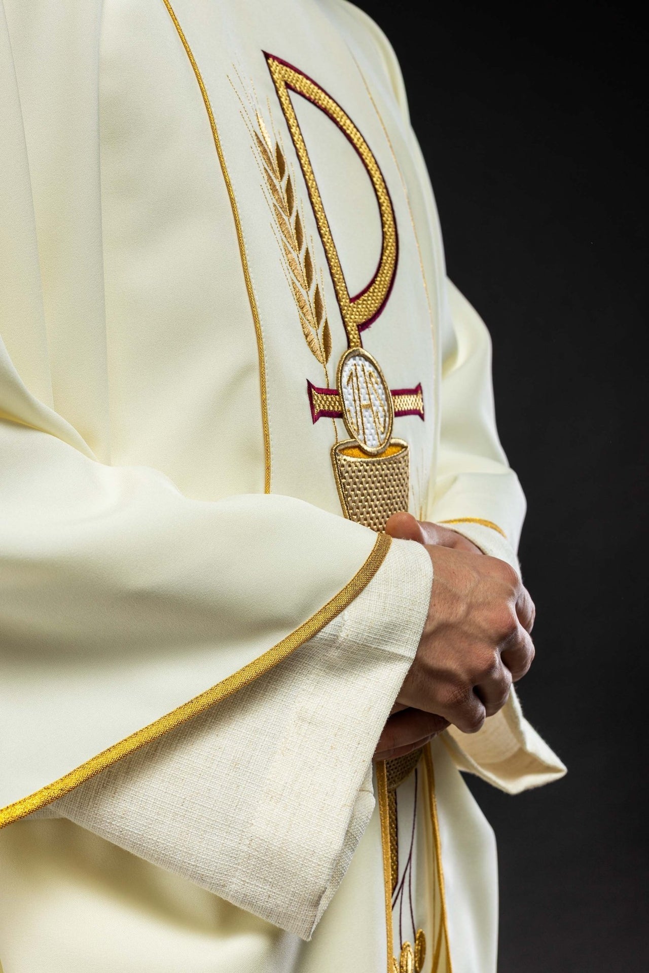 Ornat Ecru Haftowany Kielich IHS - Elegancka Szata Liturgiczna - alba.pl