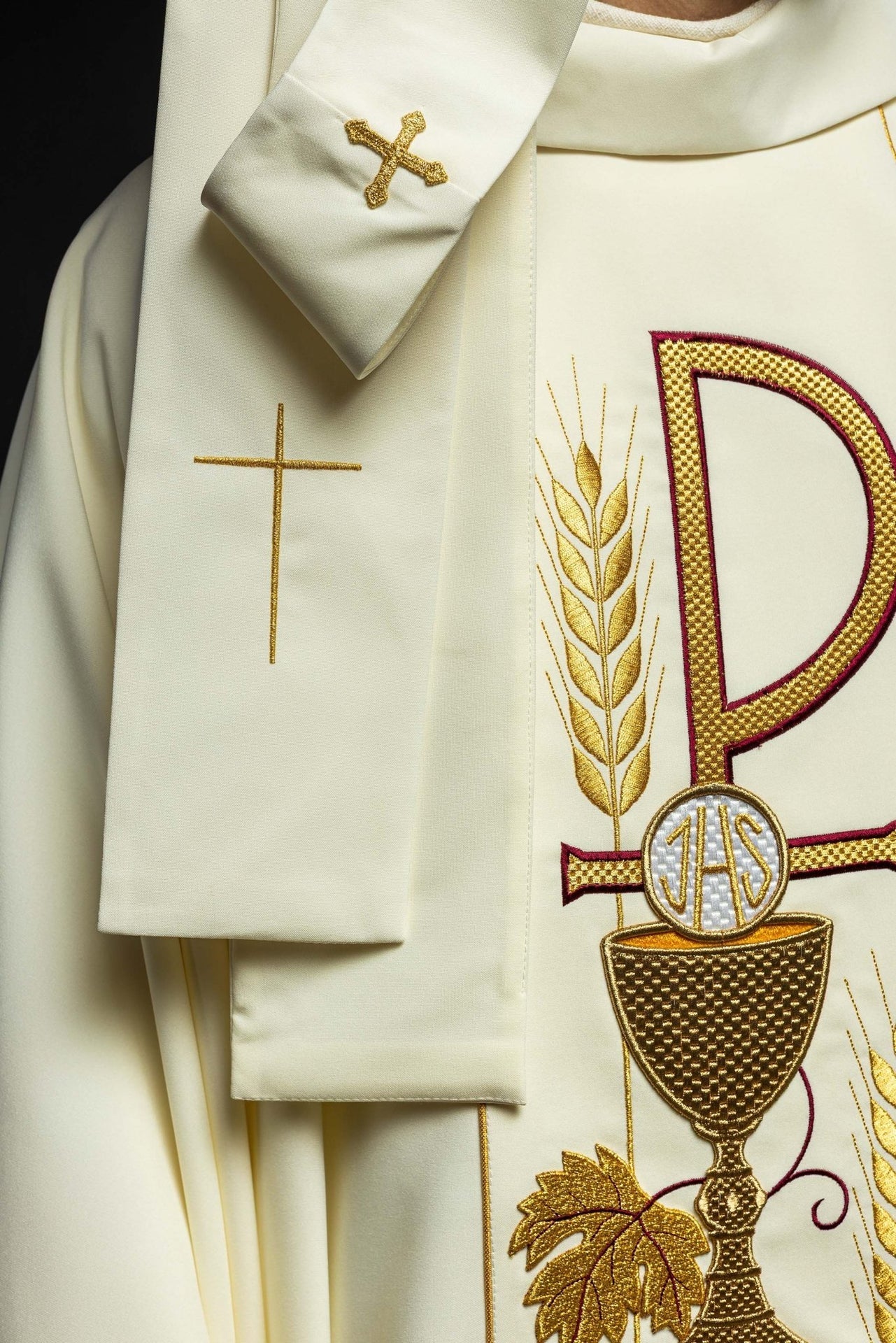 Ornat Ecru Haftowany Kielich IHS - Elegancka Szata Liturgiczna - alba.pl
