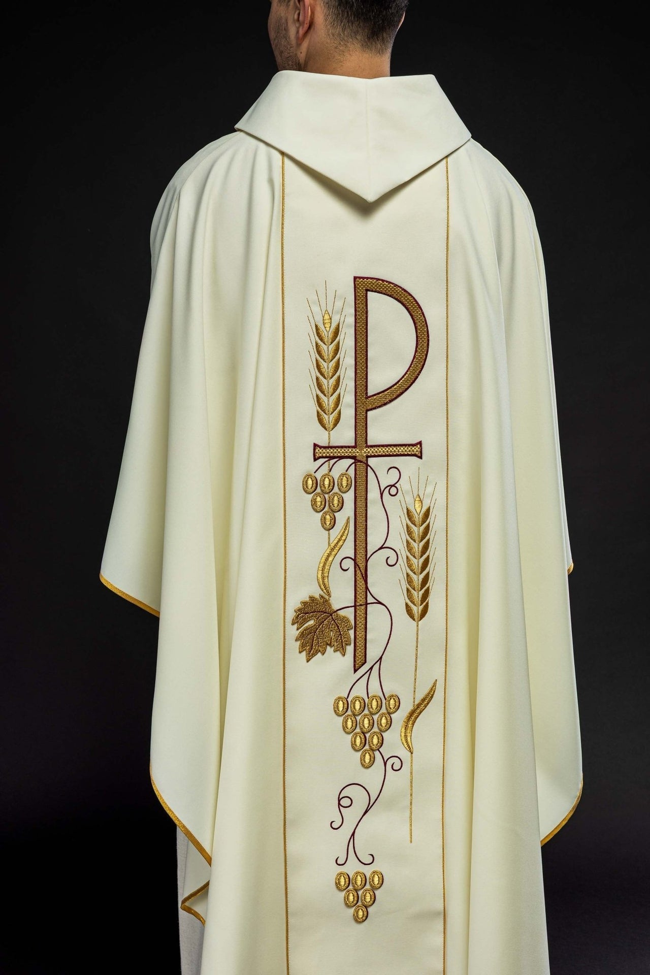 Ornat Ecru Haftowany Kielich IHS - Elegancka Szata Liturgiczna - alba.pl