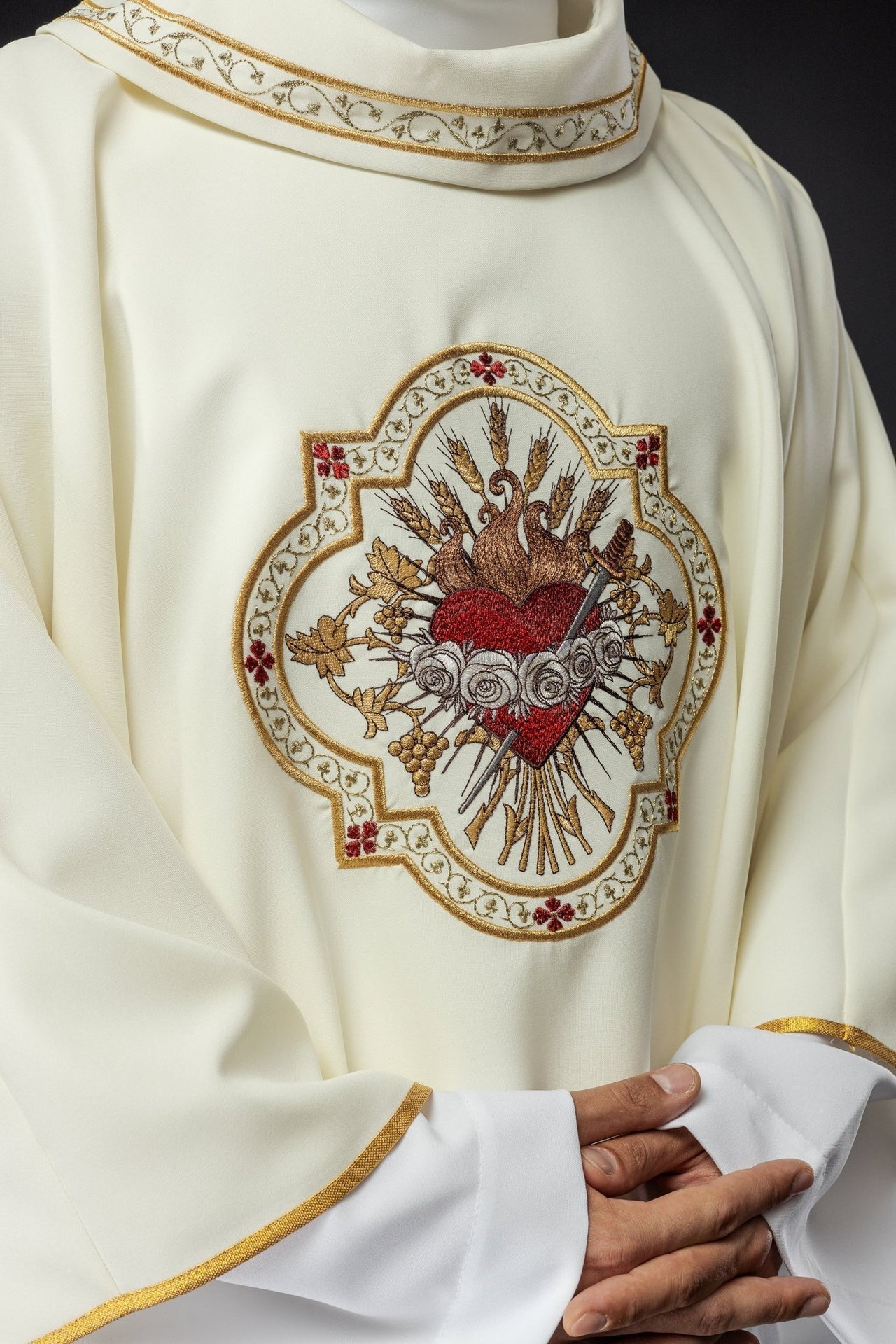 Ornat Ecru Haftowany Serce Maryi - Złota Lamówka i Pudełko - alba.pl
