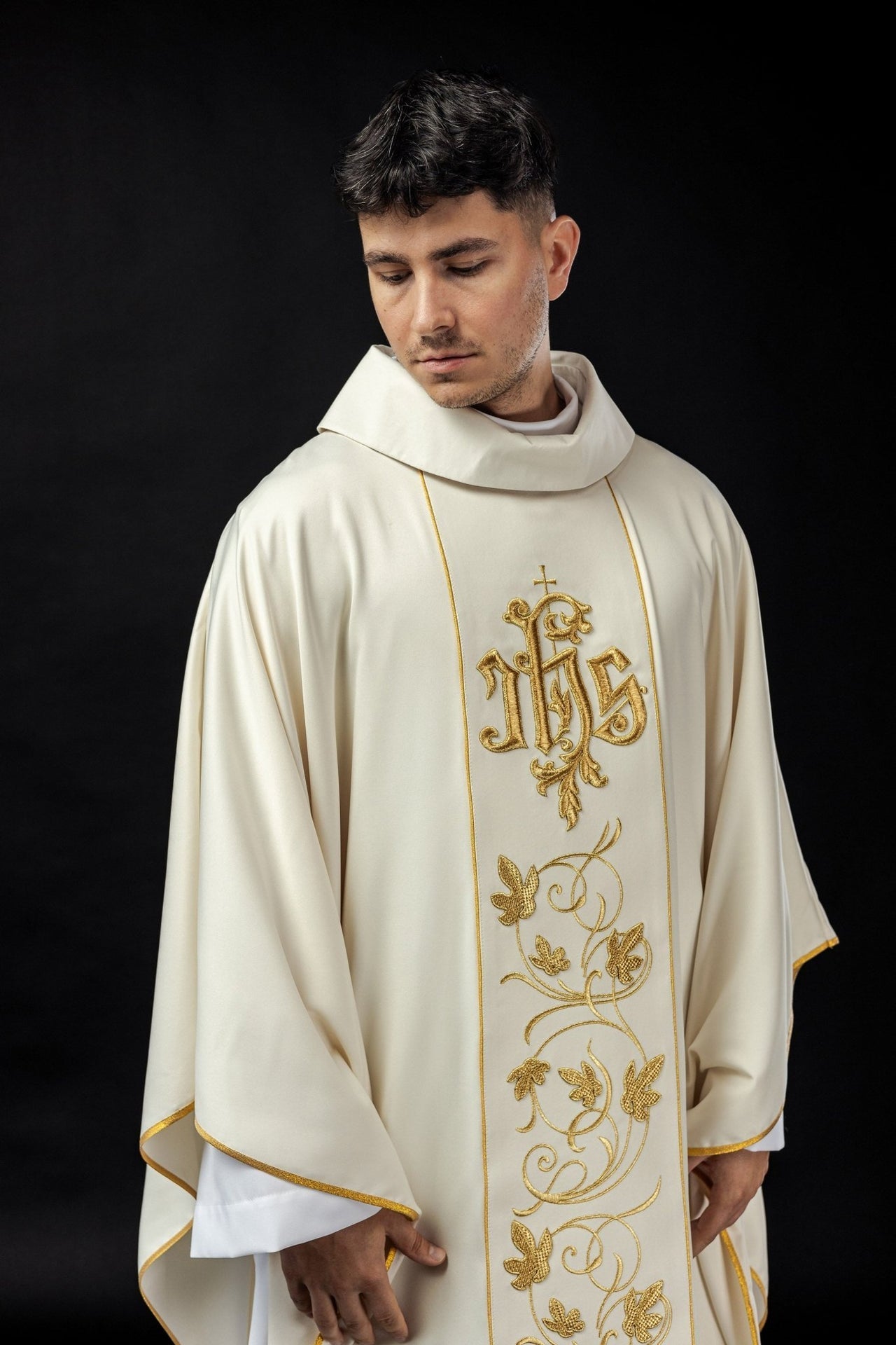 Ornat Ecru Liturgiczny z Haftem Florystycznym IHS Elanowełna - alba.pl