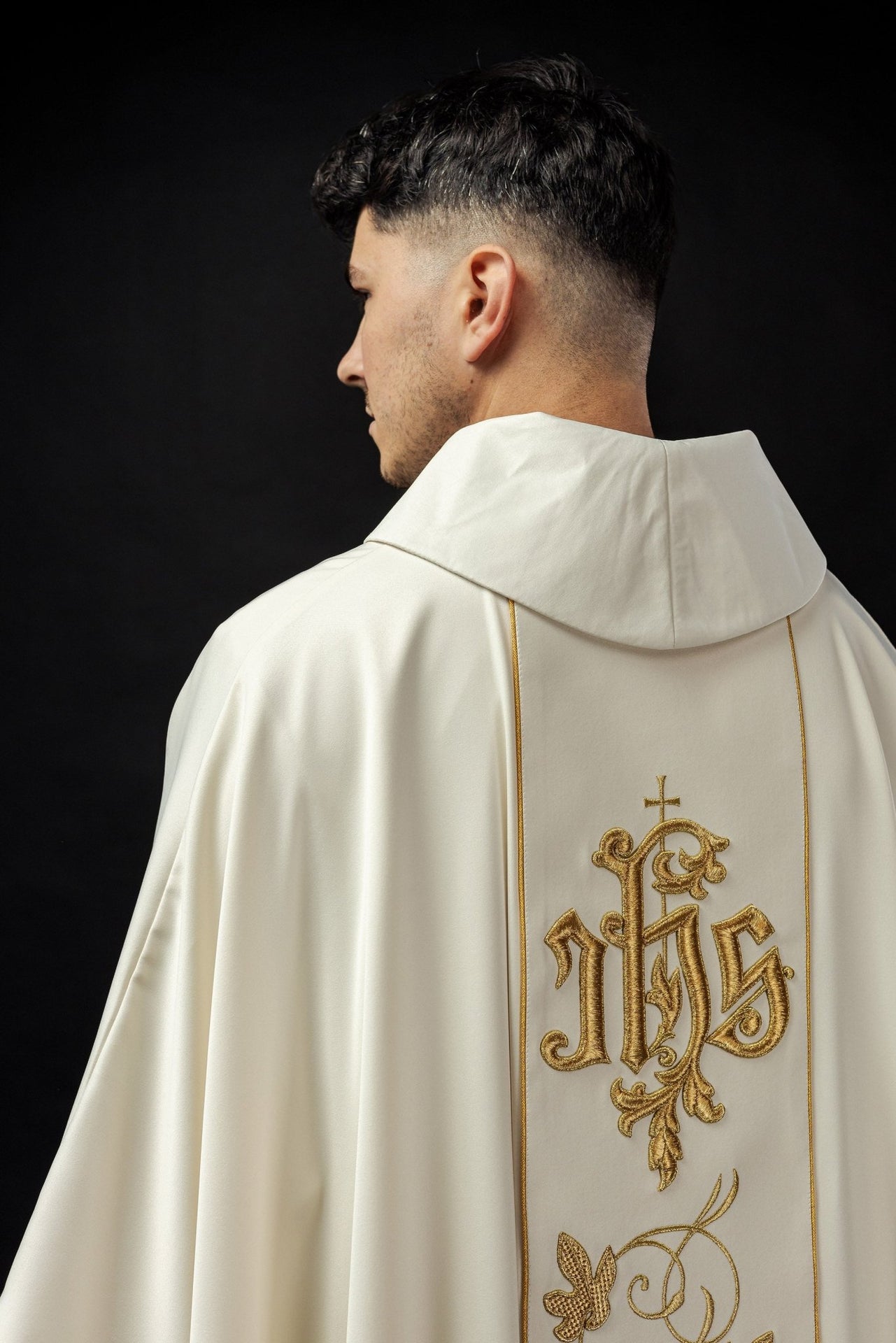 Ornat Ecru Liturgiczny z Haftem Florystycznym IHS Elanowełna - alba.pl