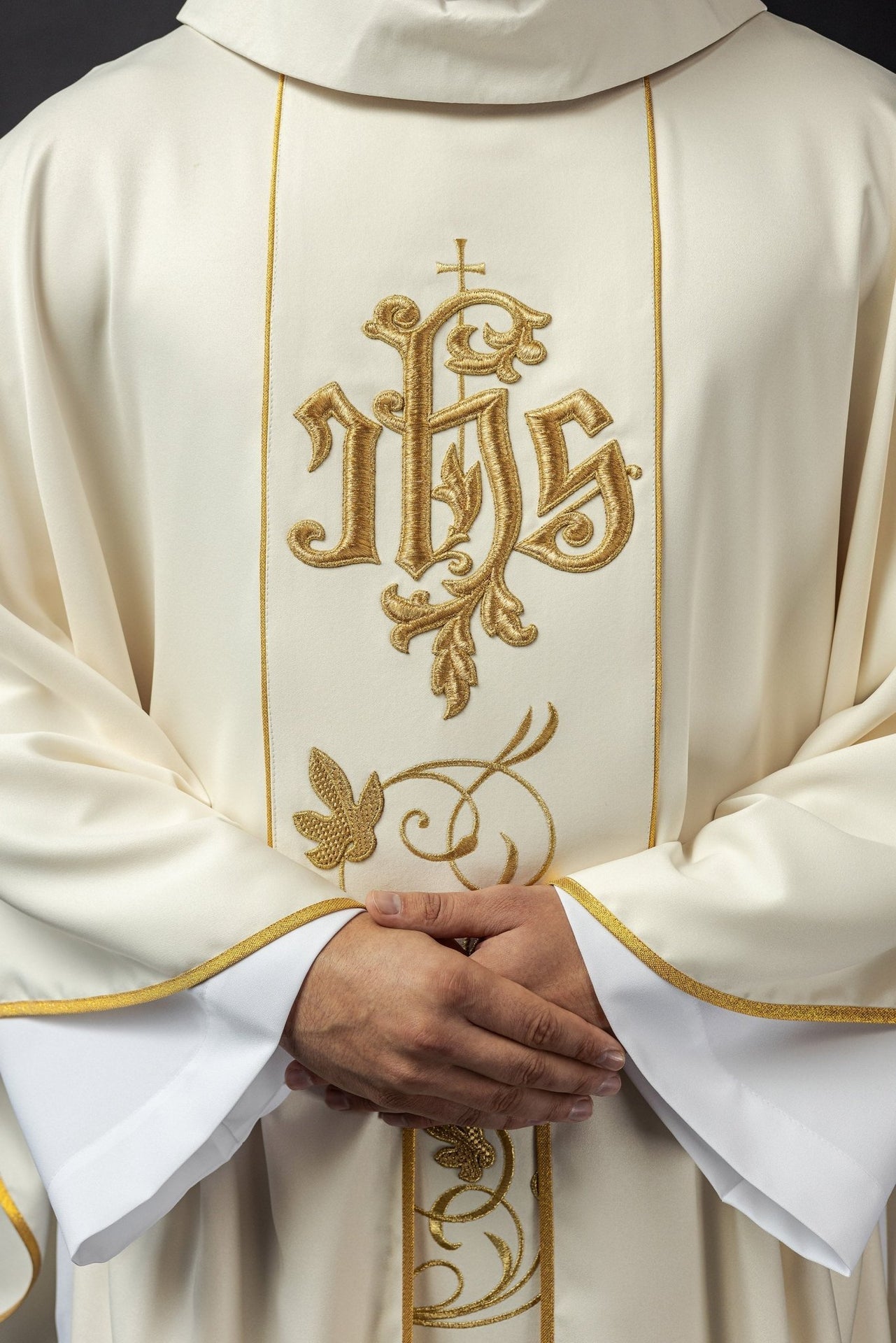 Ornat Ecru Liturgiczny z Haftem Florystycznym IHS Elanowełna - alba.pl