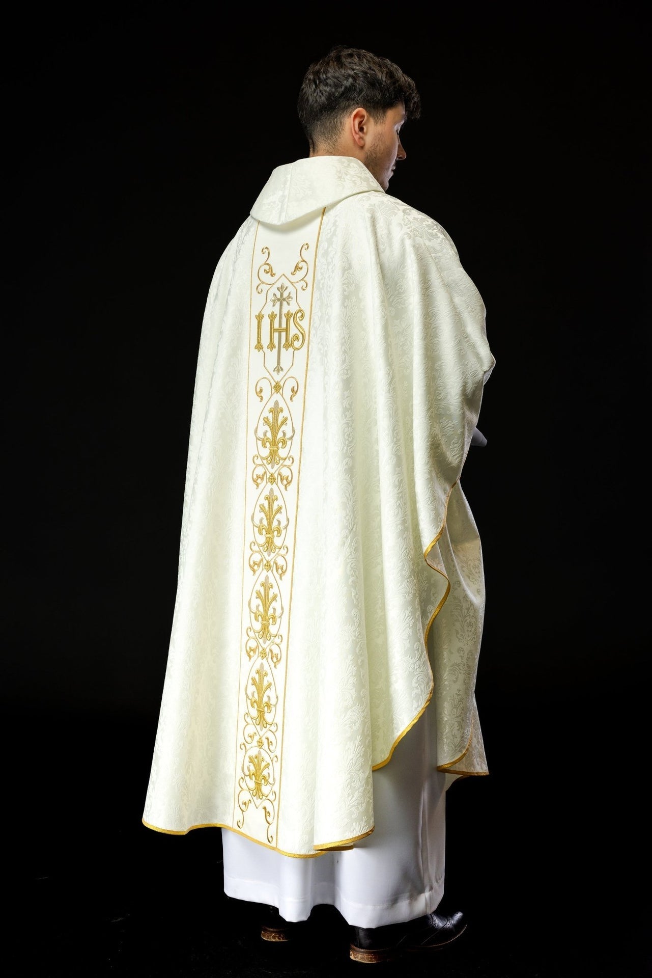Ornat Ecru z Haftem IHS na Ozdobnej Tkaninie Liturgicznej - alba.pl