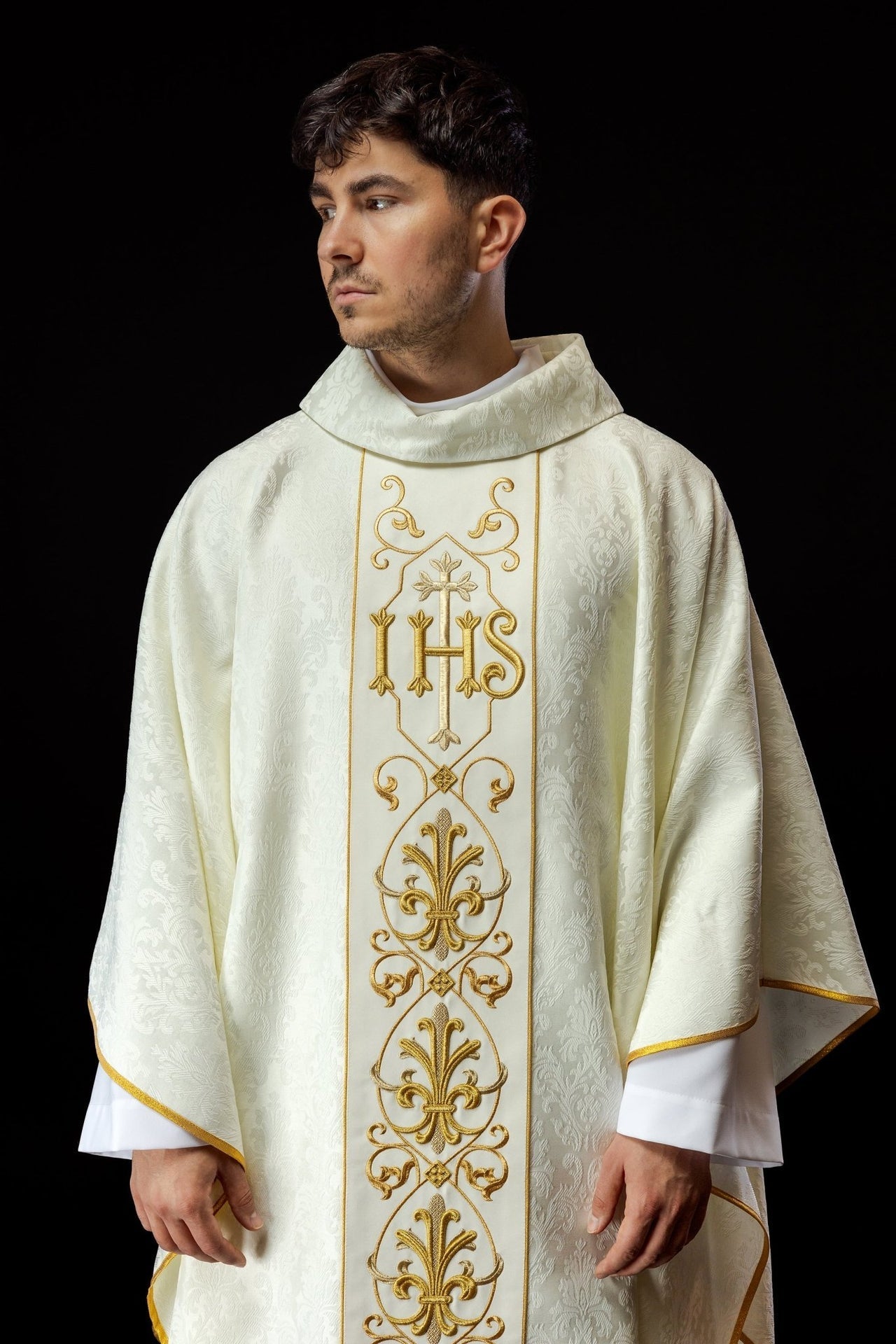 Ornat Ecru z Haftem IHS na Ozdobnej Tkaninie Liturgicznej - alba.pl