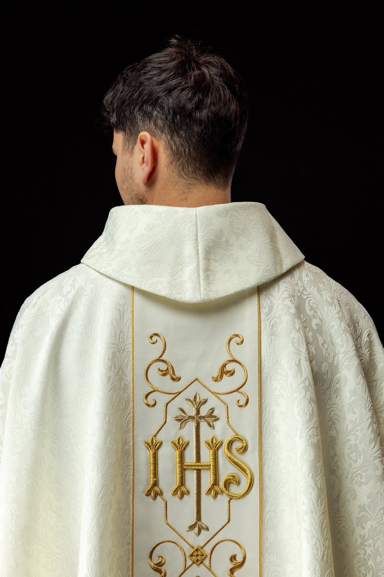Ornat Ecru z Haftem IHS na Ozdobnej Tkaninie Liturgicznej - alba.pl