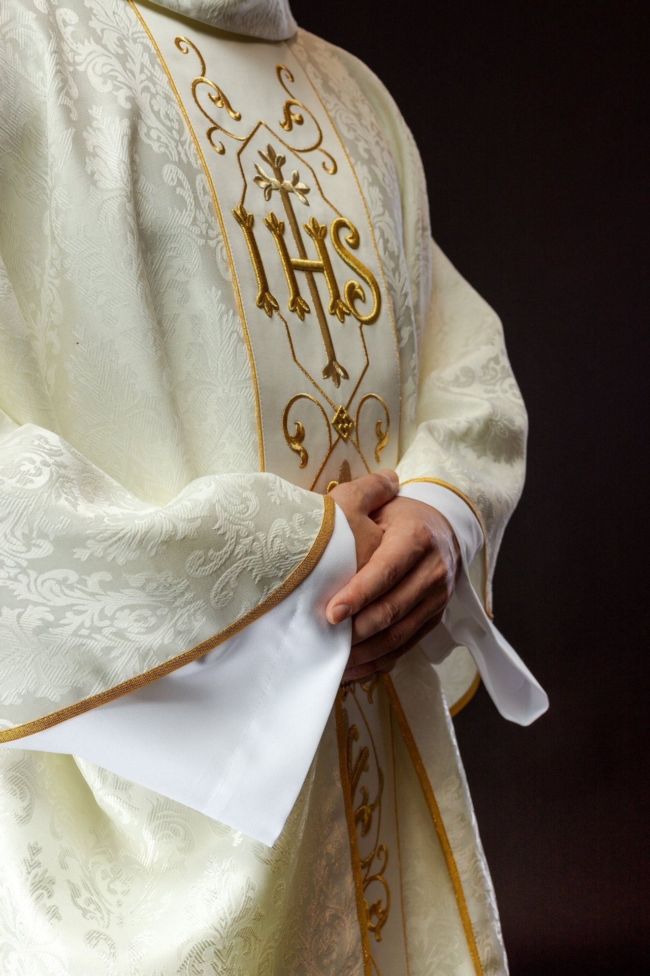 Ornat Ecru z Haftem IHS na Ozdobnej Tkaninie Liturgicznej - alba.pl