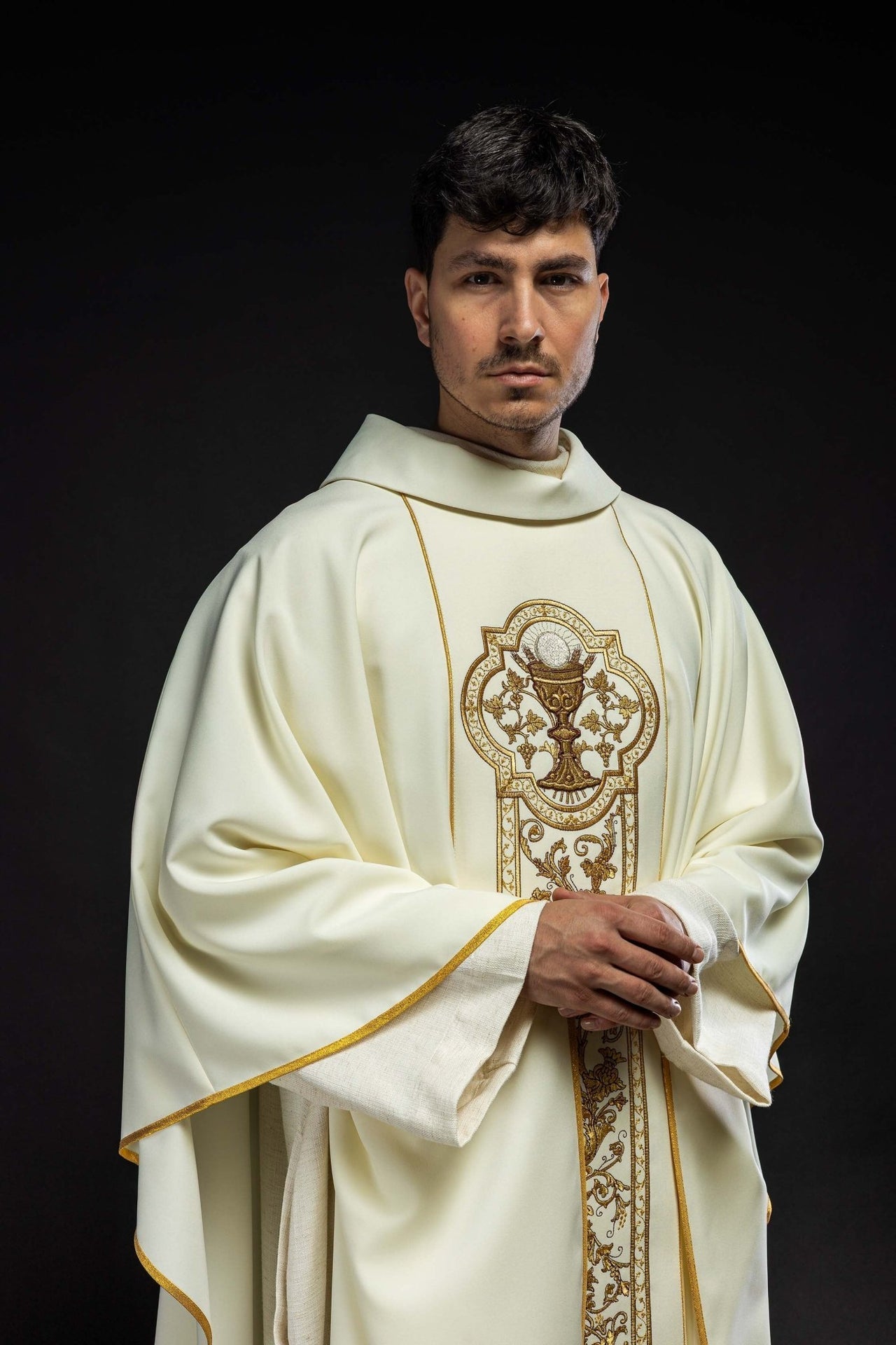 Ornat Ecru z Haftem Kielicha Eucharystycznego IHS Złoty - alba.pl