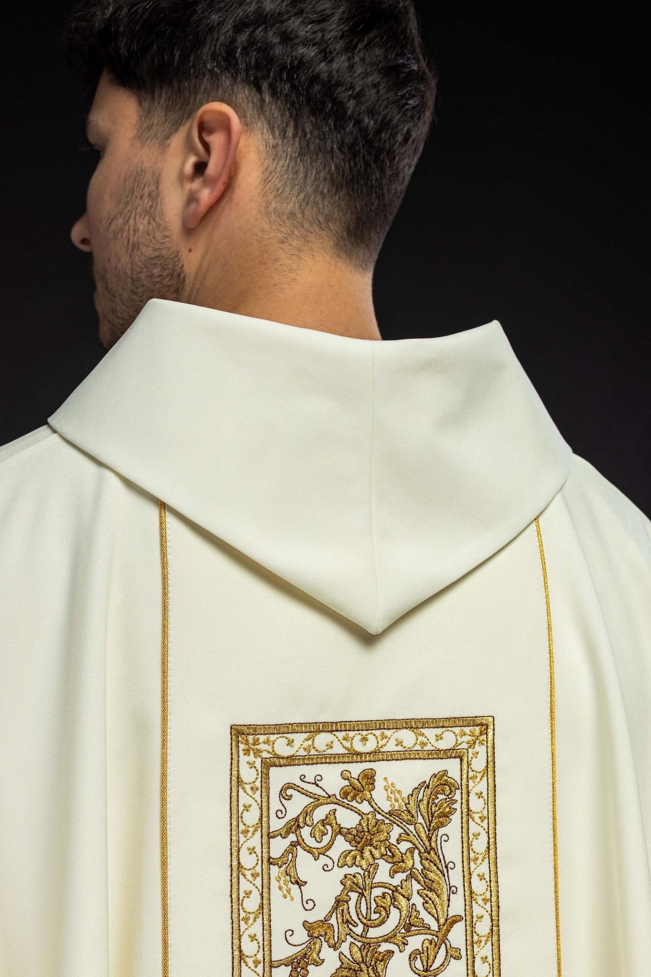 Ornat Ecru z Haftem Kielicha Eucharystycznego IHS Złoty - alba.pl