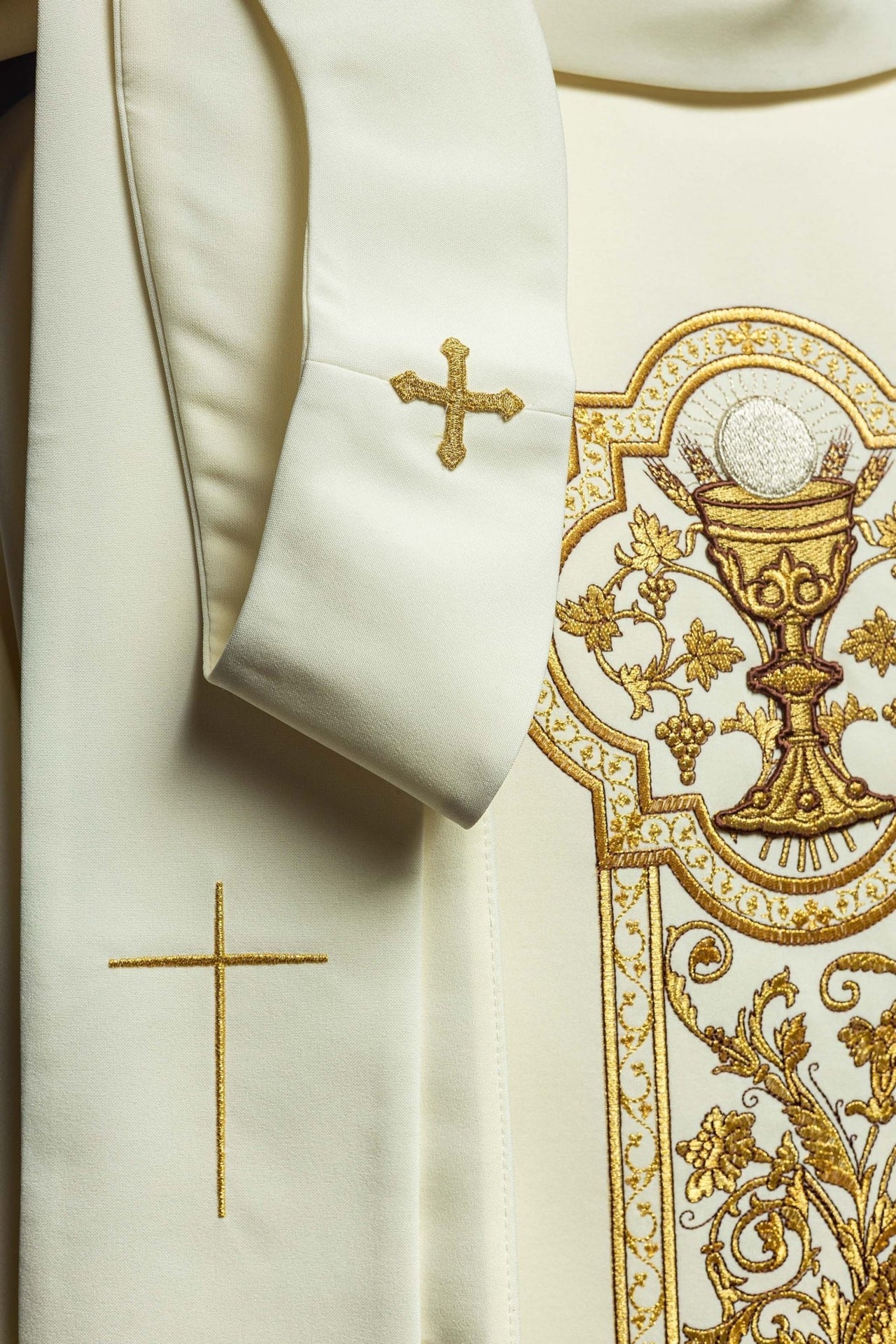Ornat Ecru z Haftem Kielicha Eucharystycznego IHS Złoty - alba.pl