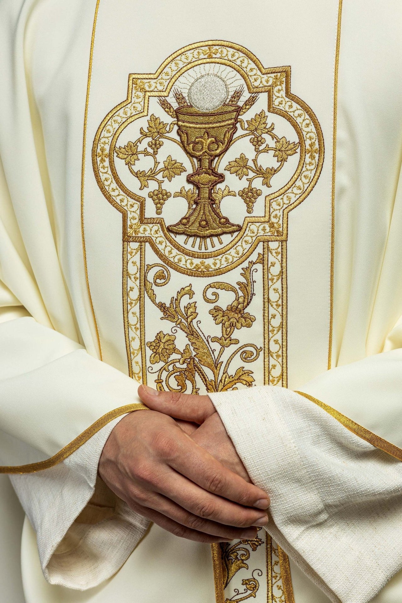 Ornat Ecru z Haftem Kielicha Eucharystycznego IHS Złoty - alba.pl