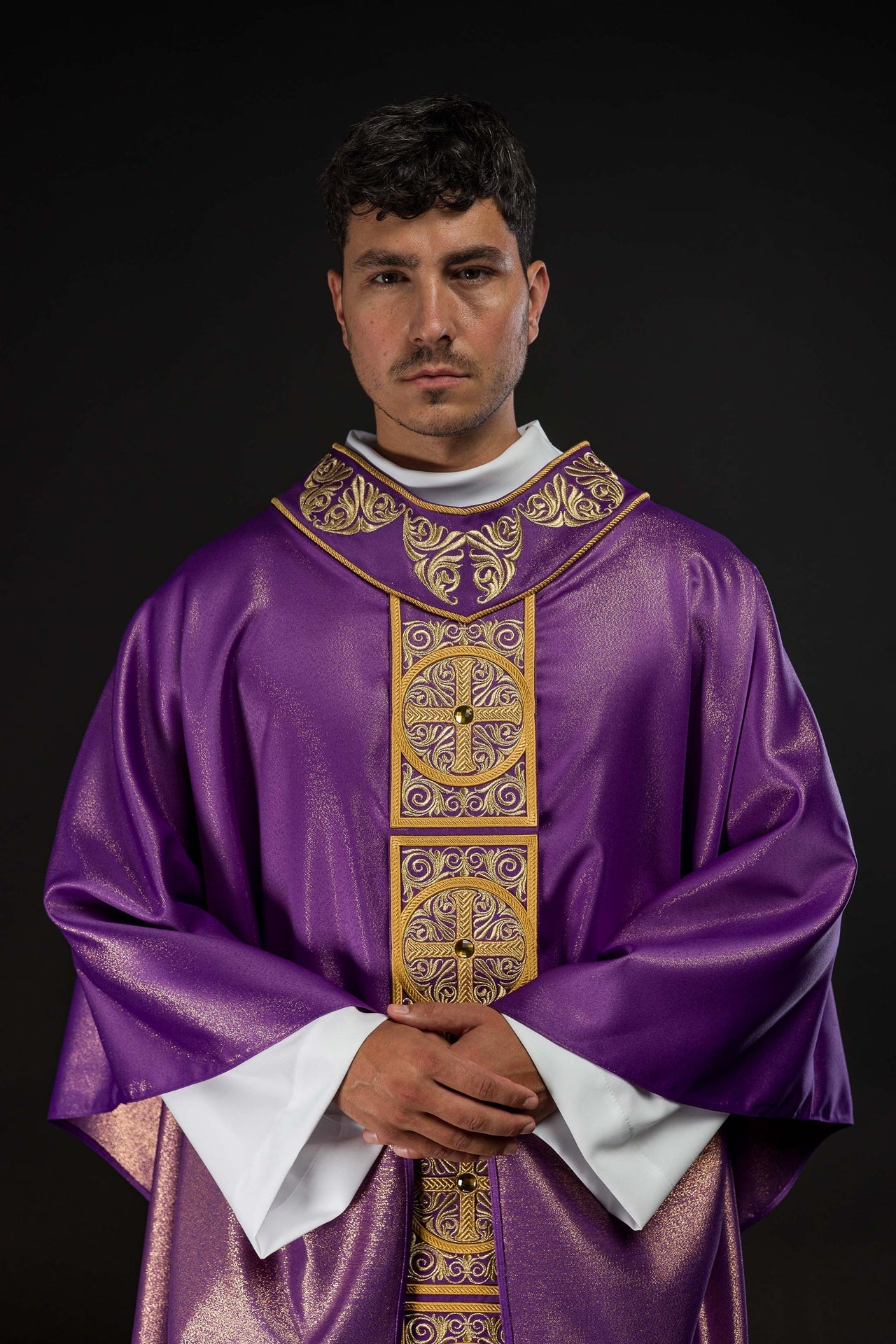 Ornat Fioletowy Haftowany Kamieniami - Elegancki Strój Liturgiczny - alba.pl