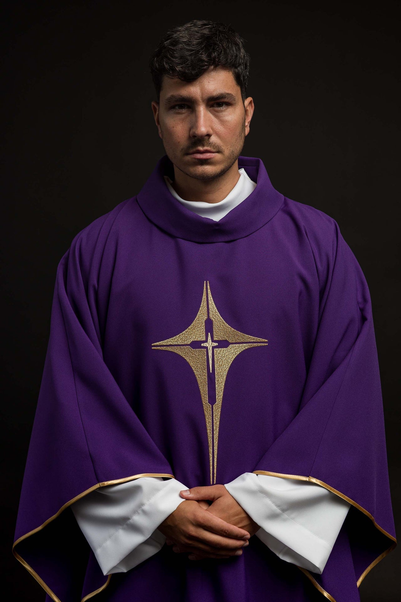 Ornat Fioletowy Haftowany Krzyżem - Elegancka Szata Liturgiczna - alba.pl
