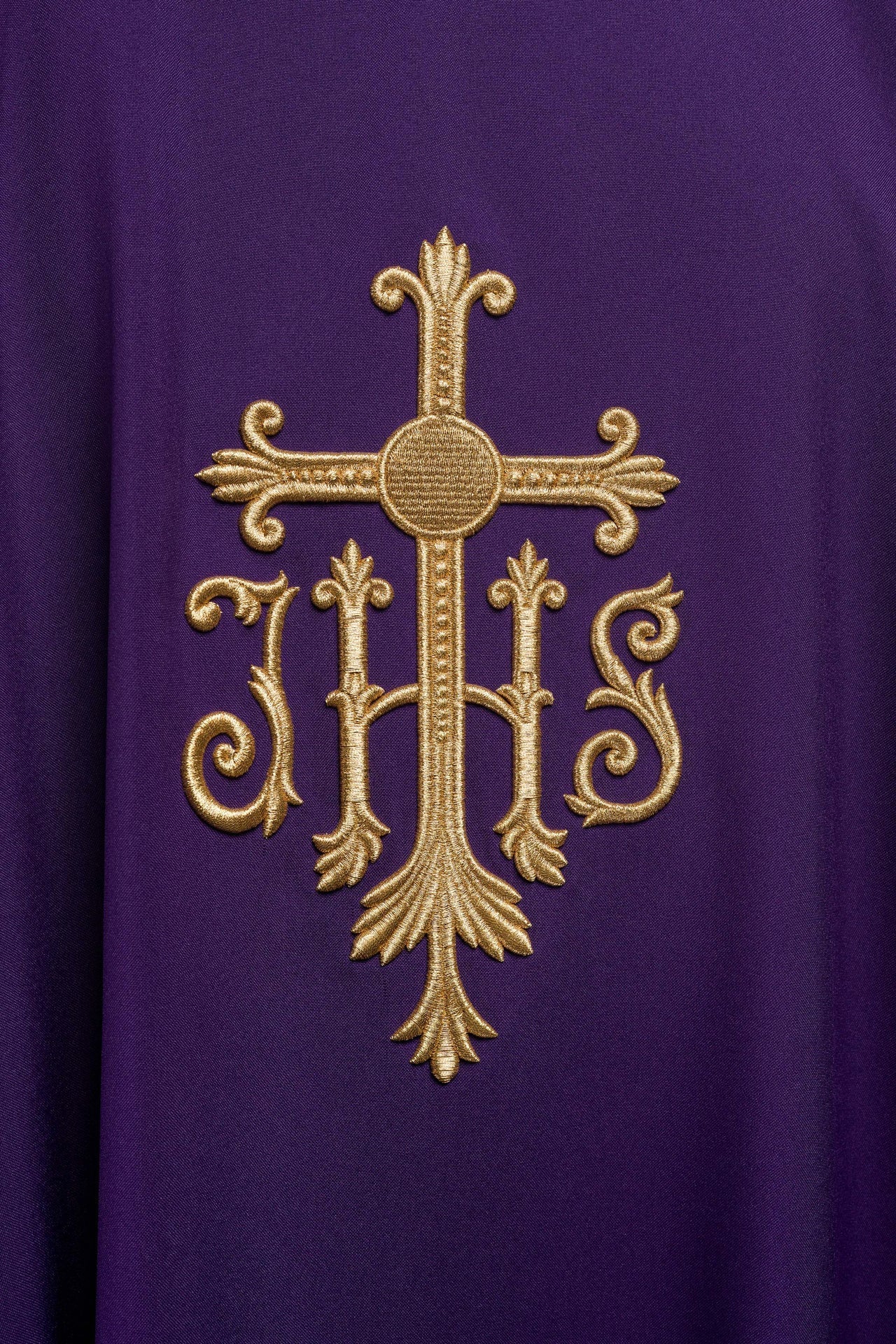 Ornat Fioletowy Haftowany Krzyżem IHS - Szata Liturgiczna - alba.pl