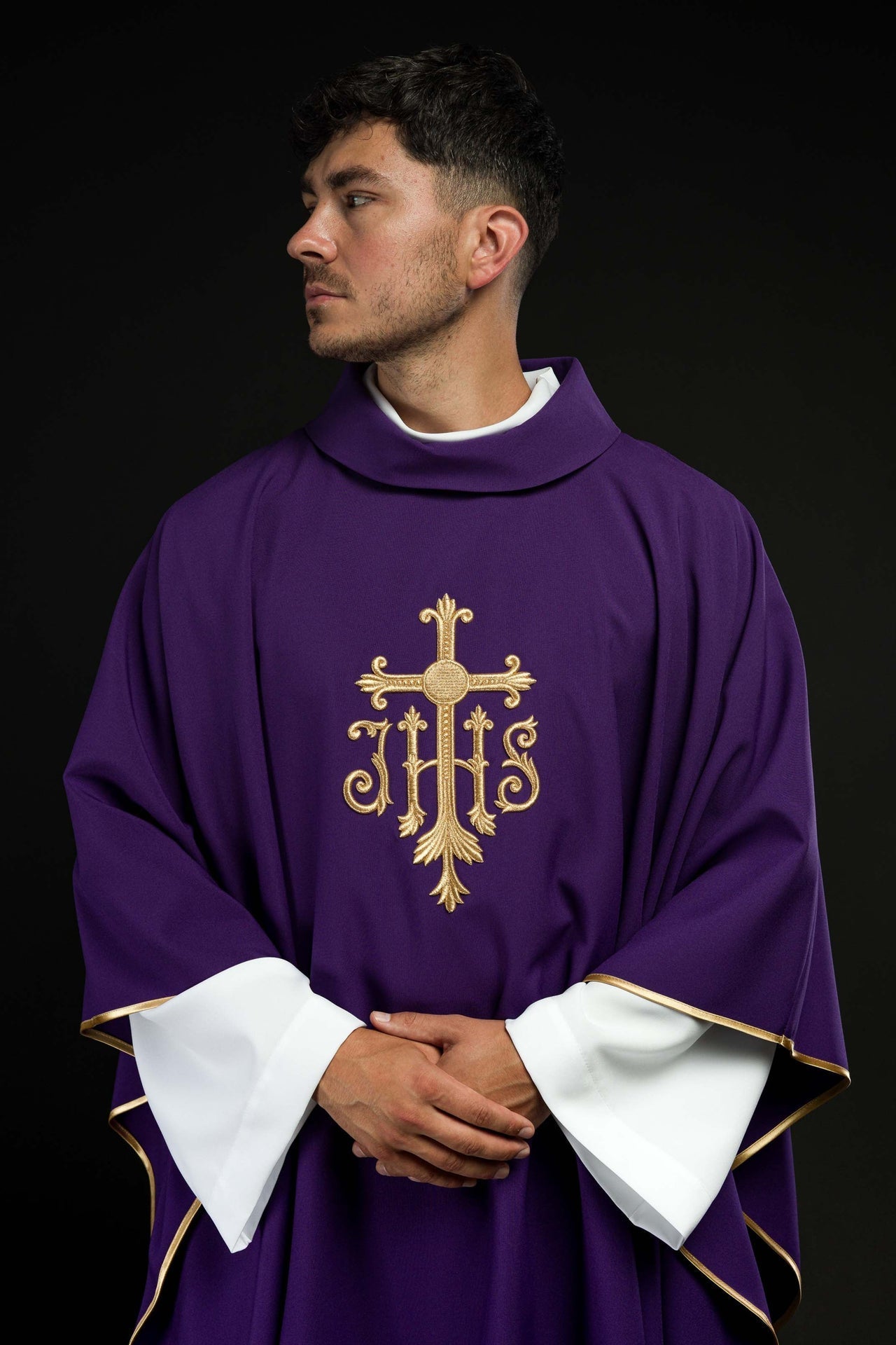 Ornat Fioletowy Haftowany Krzyżem IHS - Szata Liturgiczna - alba.pl