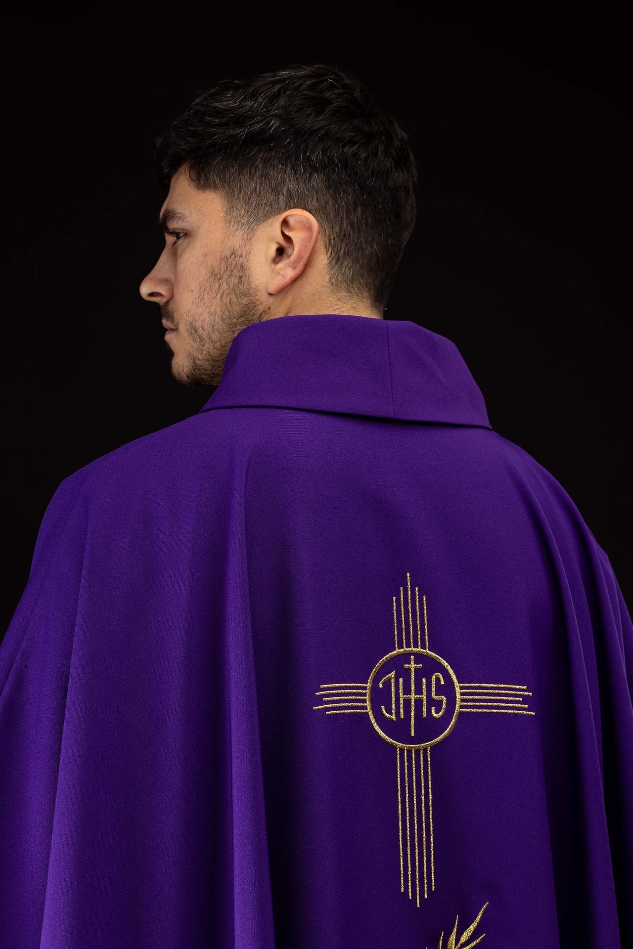 Ornat Fioletowy Haftowany Złotem IHS - Symbolika Eucharystyczna - alba.pl